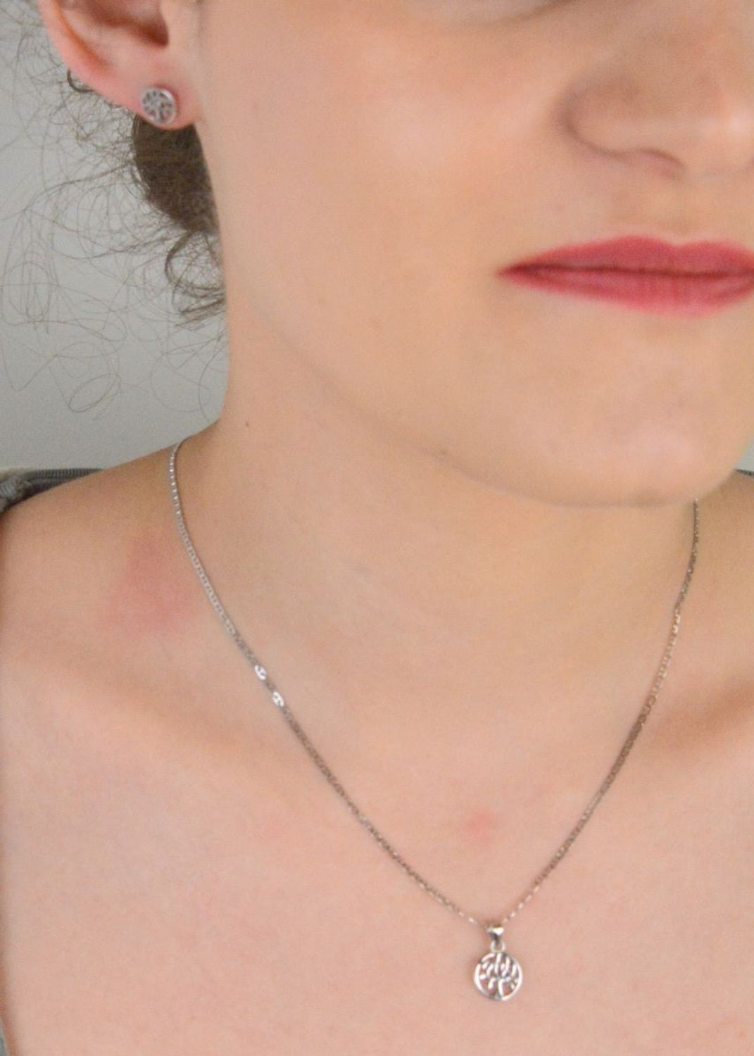 Kolczyki srebrne okrągłe z drzewkiem szczęścia próba 925, DIA-KLC-37825-925 Te urocze kolczyki srebrne zostały wykonane z wysokiej jakości srebra próby 925, co gwarantuje ich 1.jpg