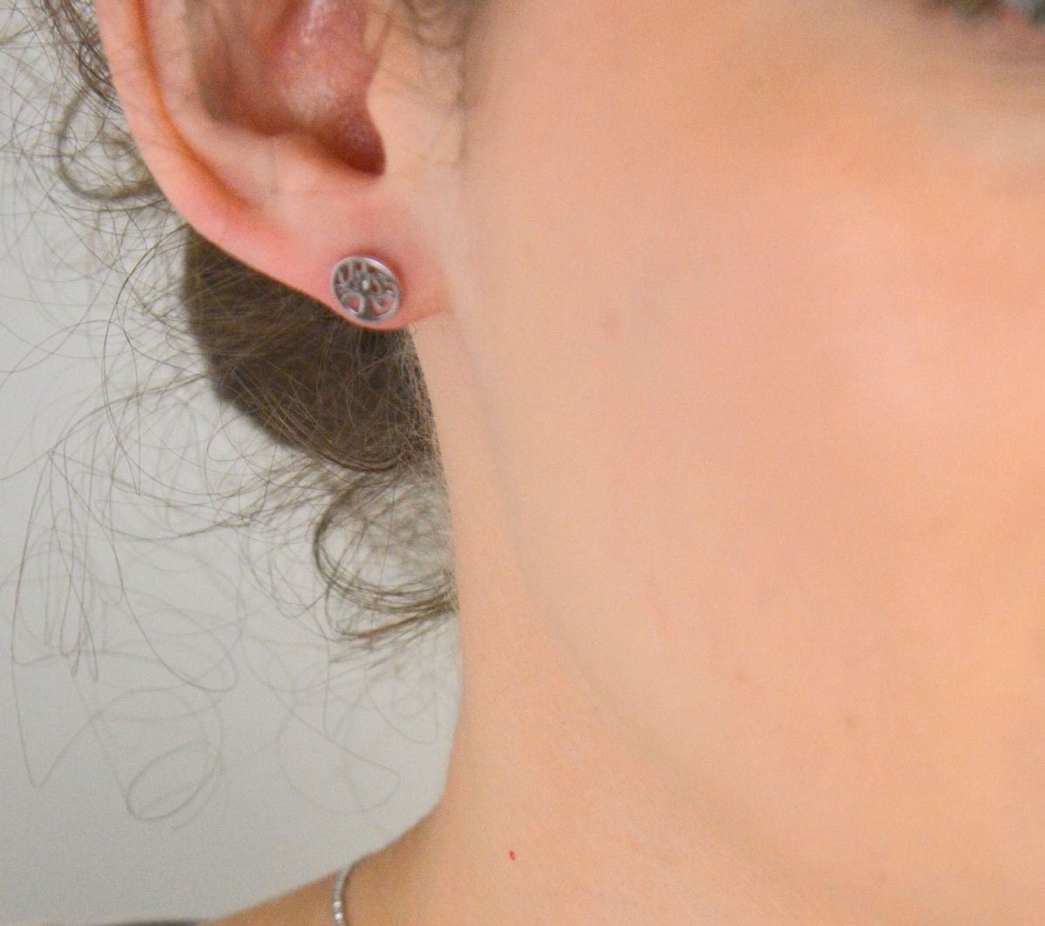 Kolczyki srebrne okrągłe z drzewkiem szczęścia próba 925, DIA-KLC-37825-925 Te urocze kolczyki srebrne zostały wykonane z wysokiej jakości srebra próby 925, co gwarantuje ich 1.jpg