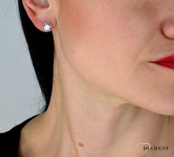 Srebrne kolczyki z cyrkonią przy uchu DIA-KLC-3791-925. Srebrne kolczyki z okrągłą cyrkonią w kolorze białym. Minimalistyczna biżuteria zapinana na sztyft, doda subtelnego blasku stworzonej stylizacji. Idealna na prezent (1).JPG
