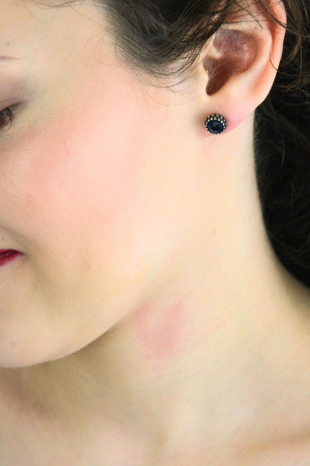 Kolczyki srebrne 925 DIA-KLC-3793-925 – okrągłe z granatową cyrkonią, 8 mm, na sztyft.jpg