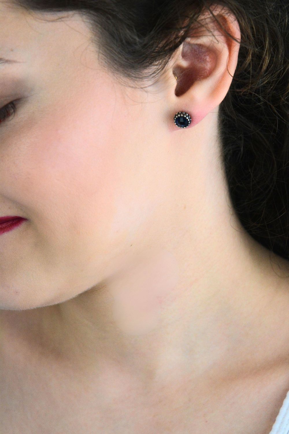 Kolczyki srebrne 925 DIA-KLC-3793-925 – okrągłe z granatową cyrkonią, 8 mm, na sztyft.jpg