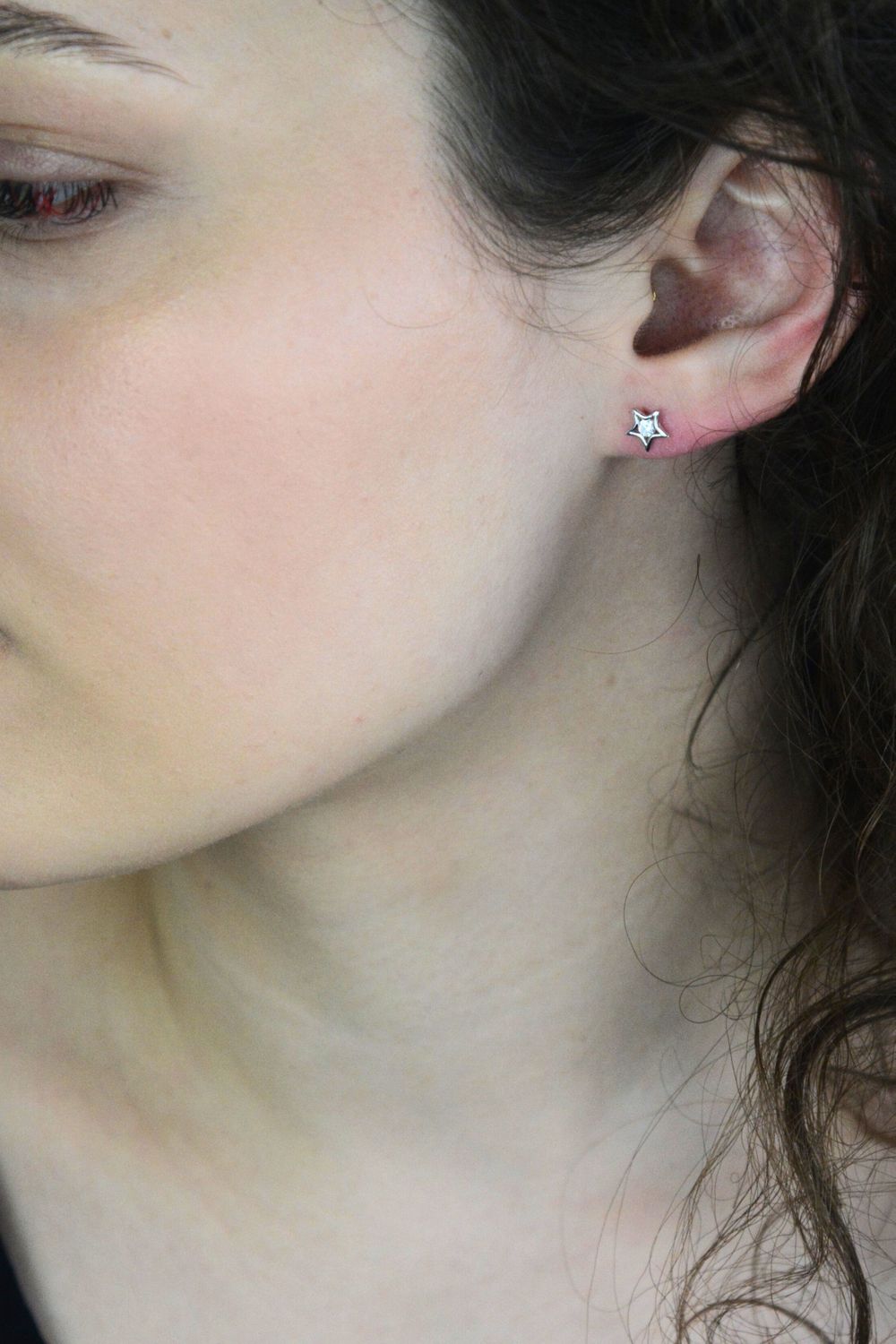 Odkryj delikatne srebrne kolczyki gwiazdki z cyrkoniami – model DIA-KLC-3796-925. Srebro próby 925, zapięcie na sztyft, wielkość 6 mm, waga 0,70 g. Idealne na prezent lub do codziennych 1.jpg