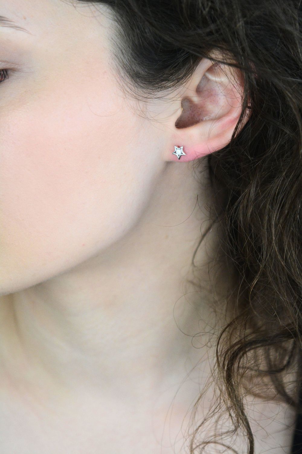 Odkryj delikatne srebrne kolczyki gwiazdki z cyrkoniami – model DIA-KLC-3796-925. Srebro próby 925, zapięcie na sztyft, wielkość 6 mm, waga 0,70 g. Idealne na prezent lub do codziennych 1.jpg