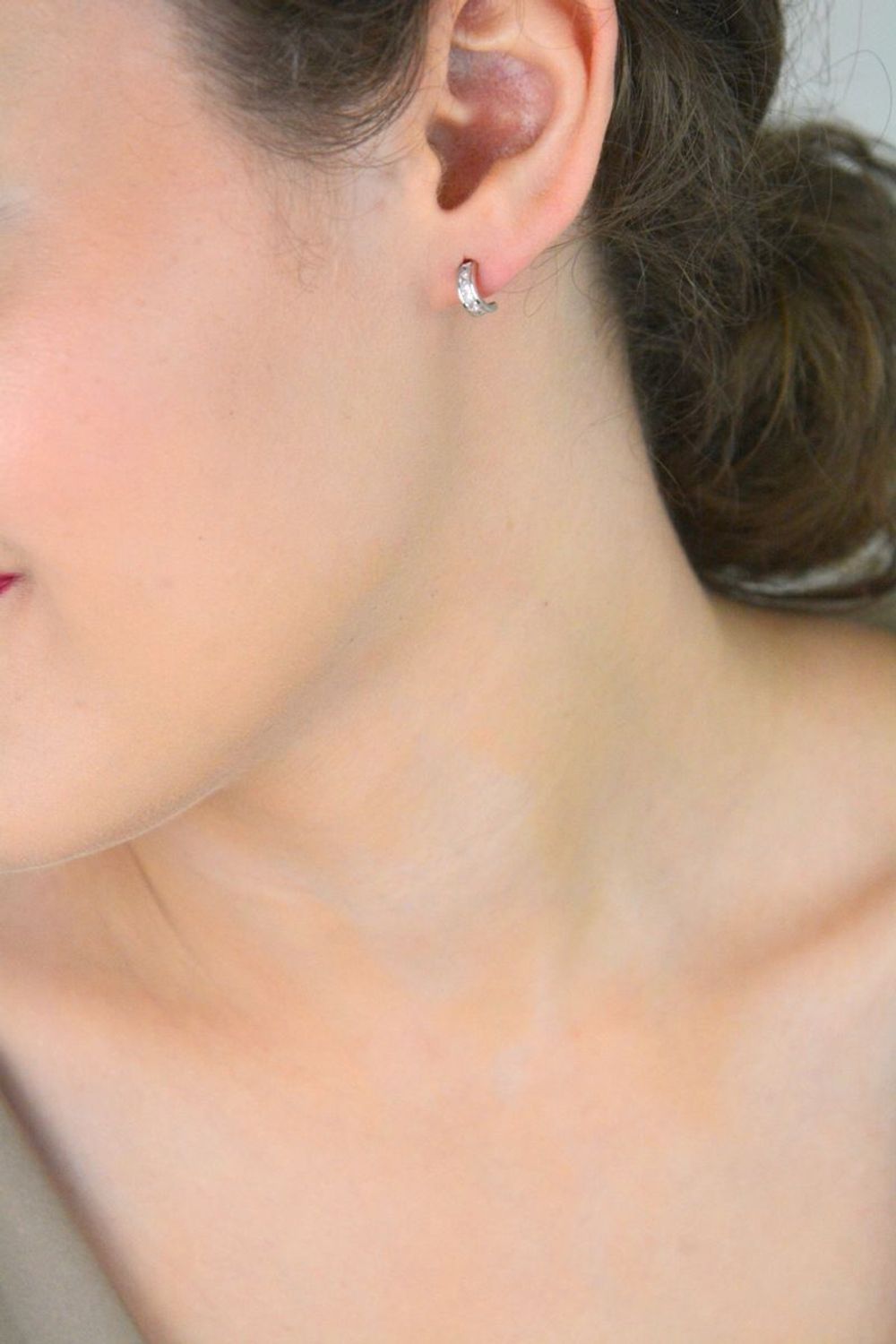 Kolczyki dziecięce DIA-KLC-3809-925 – srebrne półkółka zdobione białymi cyrkoniami. Długość 9 mm, szerokość 3 mm, próba 925, waga 1,00 g. Zapięcie na sztyft.1.jpg