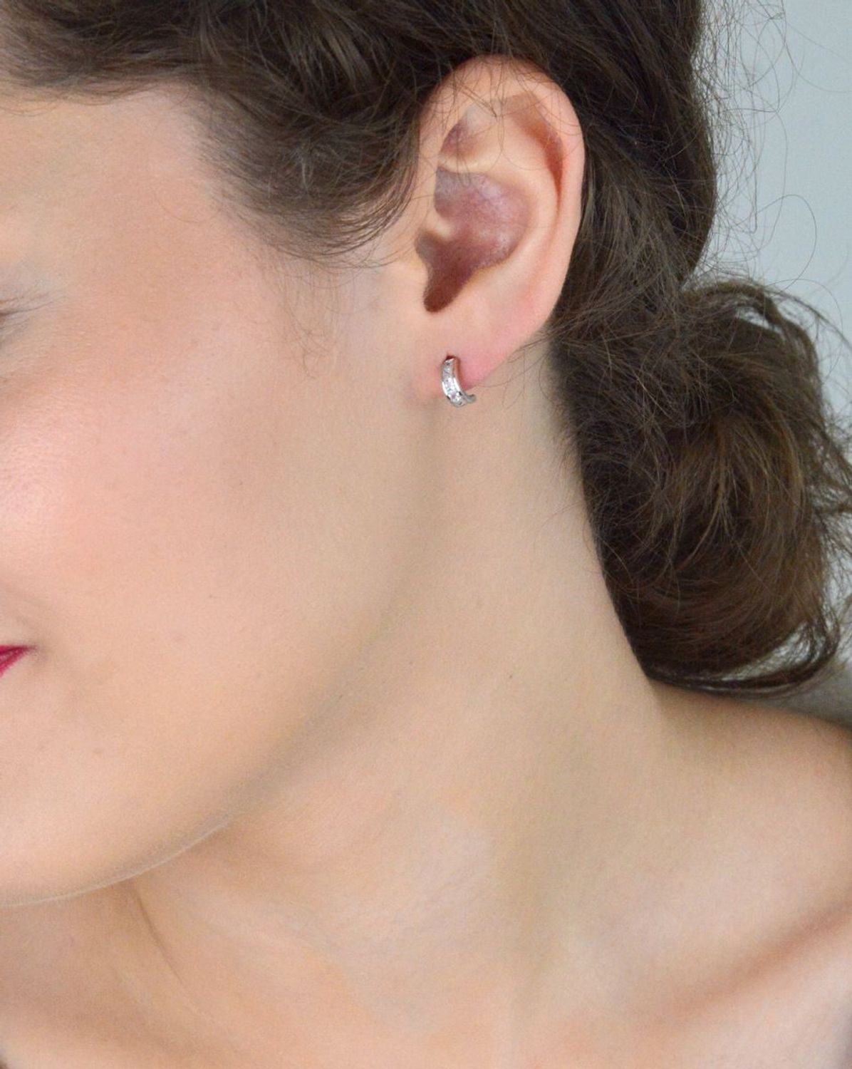 Kolczyki dziecięce DIA-KLC-3809-925 – srebrne półkółka zdobione białymi cyrkoniami. Długość 9 mm, szerokość 3 mm, próba 925, waga 1,00 g. Zapięcie na sztyft.1.jpg