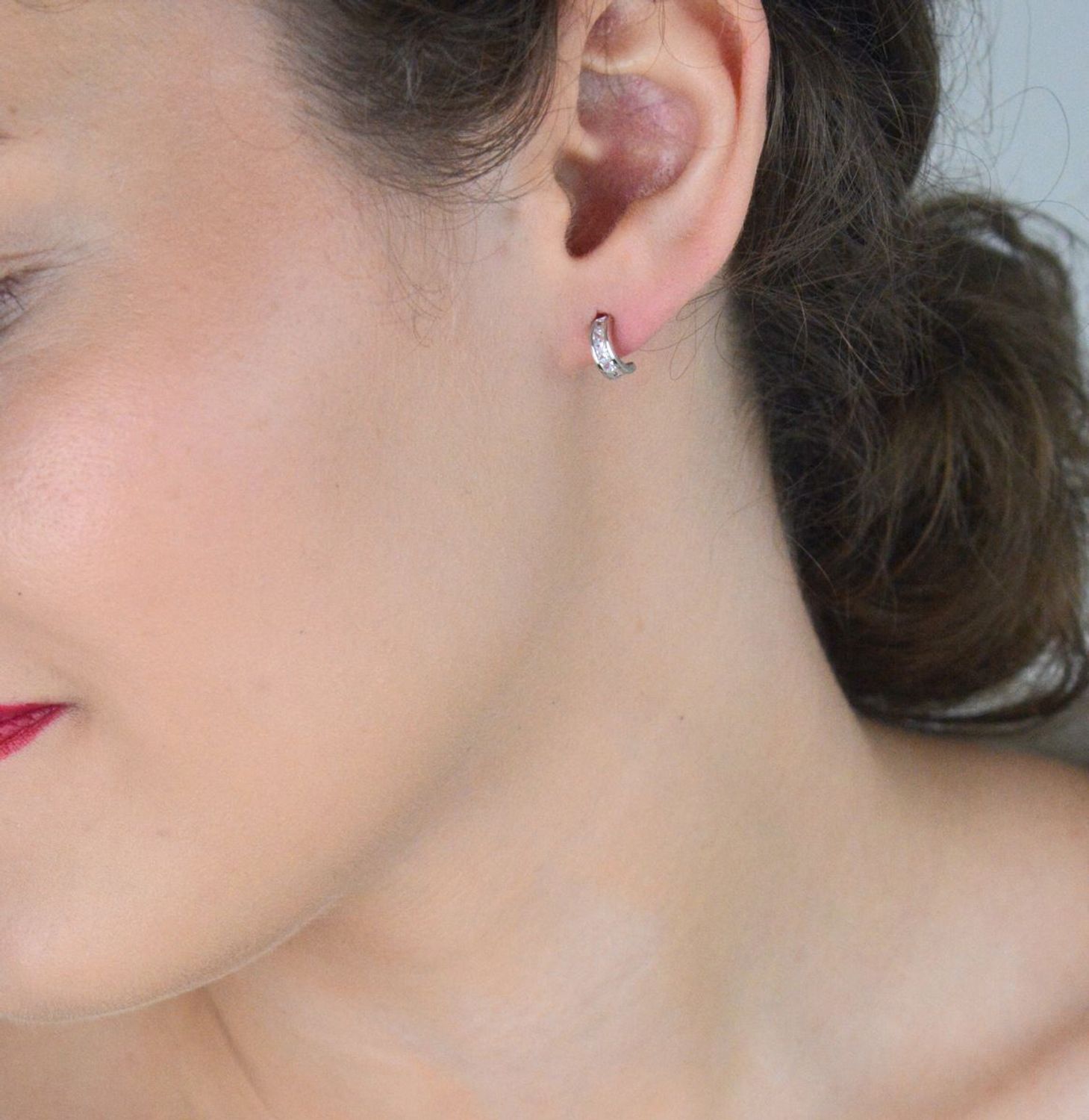 Kolczyki dziecięce DIA-KLC-3809-925 – srebrne półkółka zdobione białymi cyrkoniami. Długość 9 mm, szerokość 3 mm, próba 925, waga 1,00 g. Zapięcie na sztyft.1.jpg