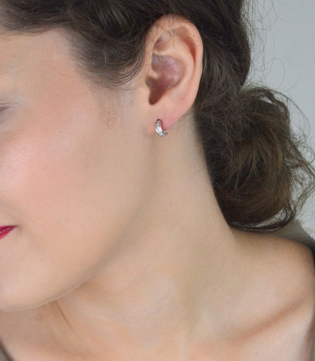 Kolczyki dziecięce DIA-KLC-3809-925 – srebrne półkółka zdobione białymi cyrkoniami. Długość 9 mm, szerokość 3 mm, próba 925, waga 1,00 g. Zapięcie na sztyft.1.jpg