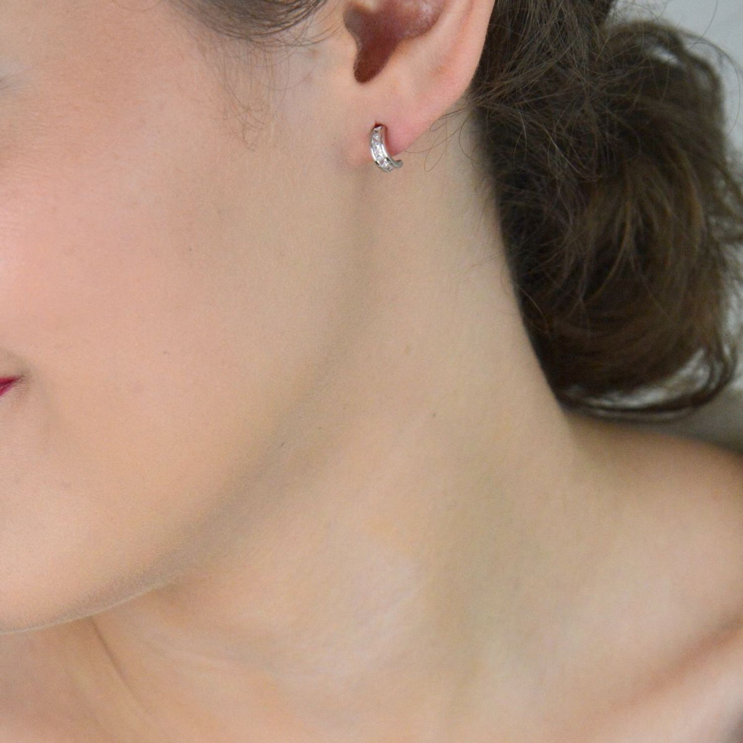 Kolczyki dziecięce DIA-KLC-3809-925 – srebrne półkółka zdobione białymi cyrkoniami. Długość 9 mm, szerokość 3 mm, próba 925, waga 1,00 g. Zapięcie na sztyft.1.jpg