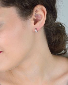 Kolczyki dziecięce DIA-KLC-3809-925 – srebrne półkółka zdobione białymi cyrkoniami. Długość 9 mm, szerokość 3 mm, próba 925, waga 1,00 g. Zapięcie na sztyft. Idealne dla dziewczynek na każdą okazję (2).JPG