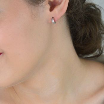 Kolczyki dziecięce DIA-KLC-3809-925 – srebrne półkółka zdobione białymi cyrkoniami. Długość 9 mm, szerokość 3 mm, próba 925, waga 1,00 g. Zapięcie na sztyft. Idealne dla dziewczynek na każdą okazję (5).JPG
