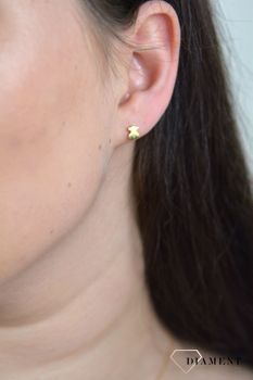 Kolczyki przy uchu zapinane na sztyft w kolorze złota ze stali chirurgicznej. DIA-KLC-3858-STAL to drobne koczyki z misiem w kolorze złota (1).JPG