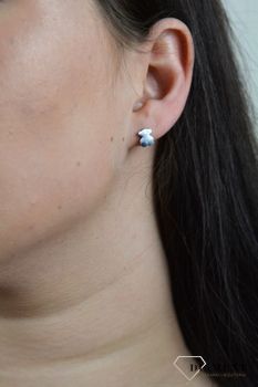 Małe kolczyki przy uchu zapinane na sztyft ze stali chirurgicznej. DIA-KLC-3859-STAL to drobne koczyki z misiem w kolorze srebra (1).JPG