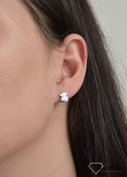 Małe kolczyki przy uchu zapinane na sztyft ze stali chirurgicznej. DIA-KLC-3859-STAL to drobne koczyki z misiem w kolorze srebra (2).JPG
