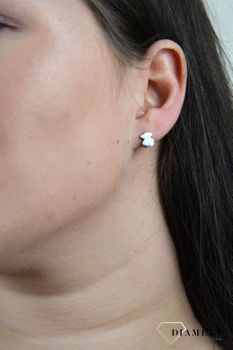 Małe kolczyki przy uchu zapinane na sztyft ze stali chirurgicznej. DIA-KLC-3859-STAL to drobne koczyki z misiem w kolorze srebra (4).JPG
