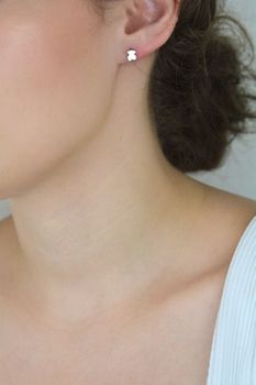 Stalowe kolczyki damskie z motywem misiów, wymiary 5 mm x 6 mm, zapięcie na sztyft. Urocza i trwała biżuteria na co dzień lub na prezent (1).JPG