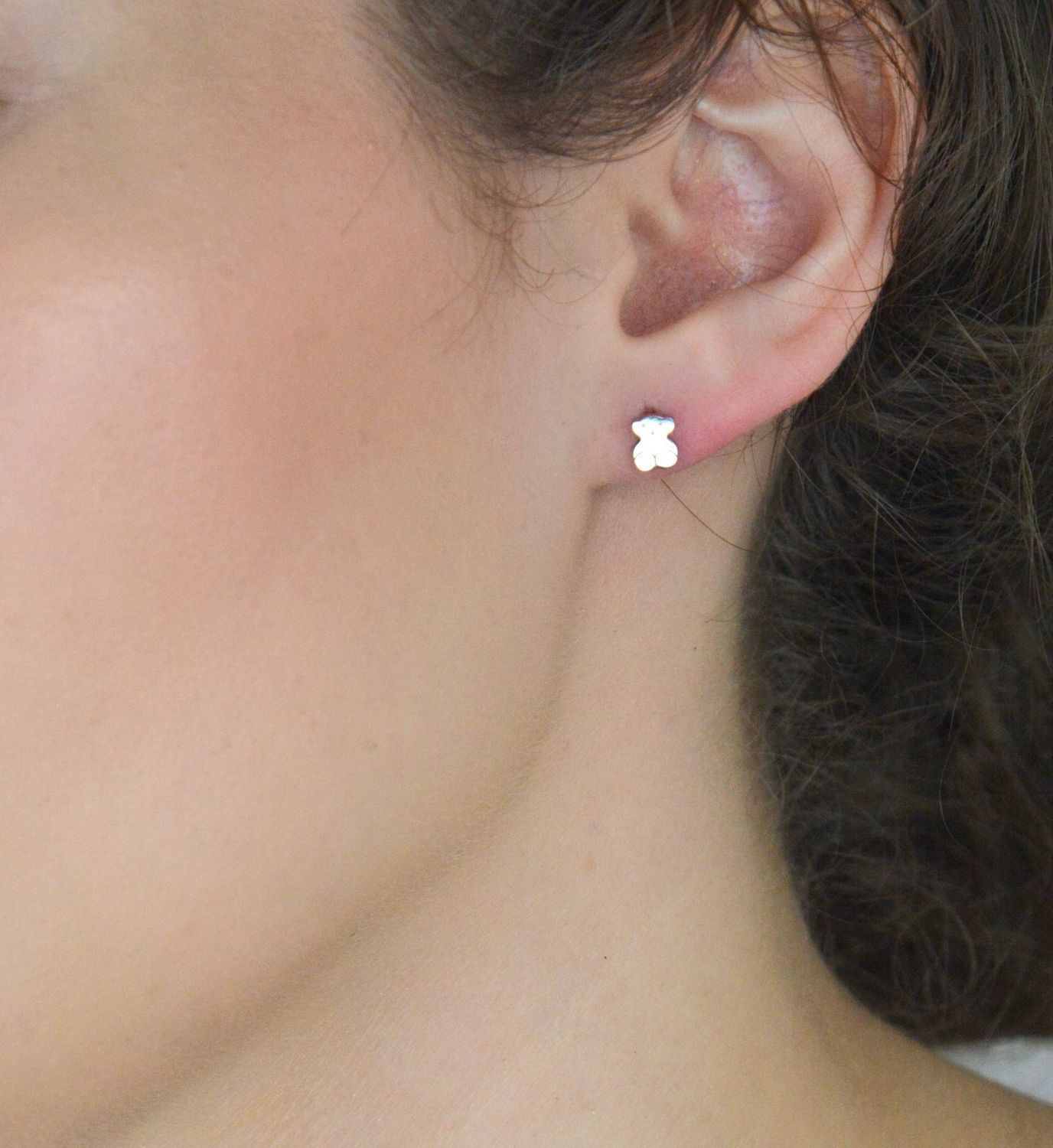 Stalowe kolczyki damskie z motywem misiów, wymiary 5 mm x 6 mm, zapięcie na sztyft. Urocza i trwała biżuteria na co dzień lub na prezent.1.jpg