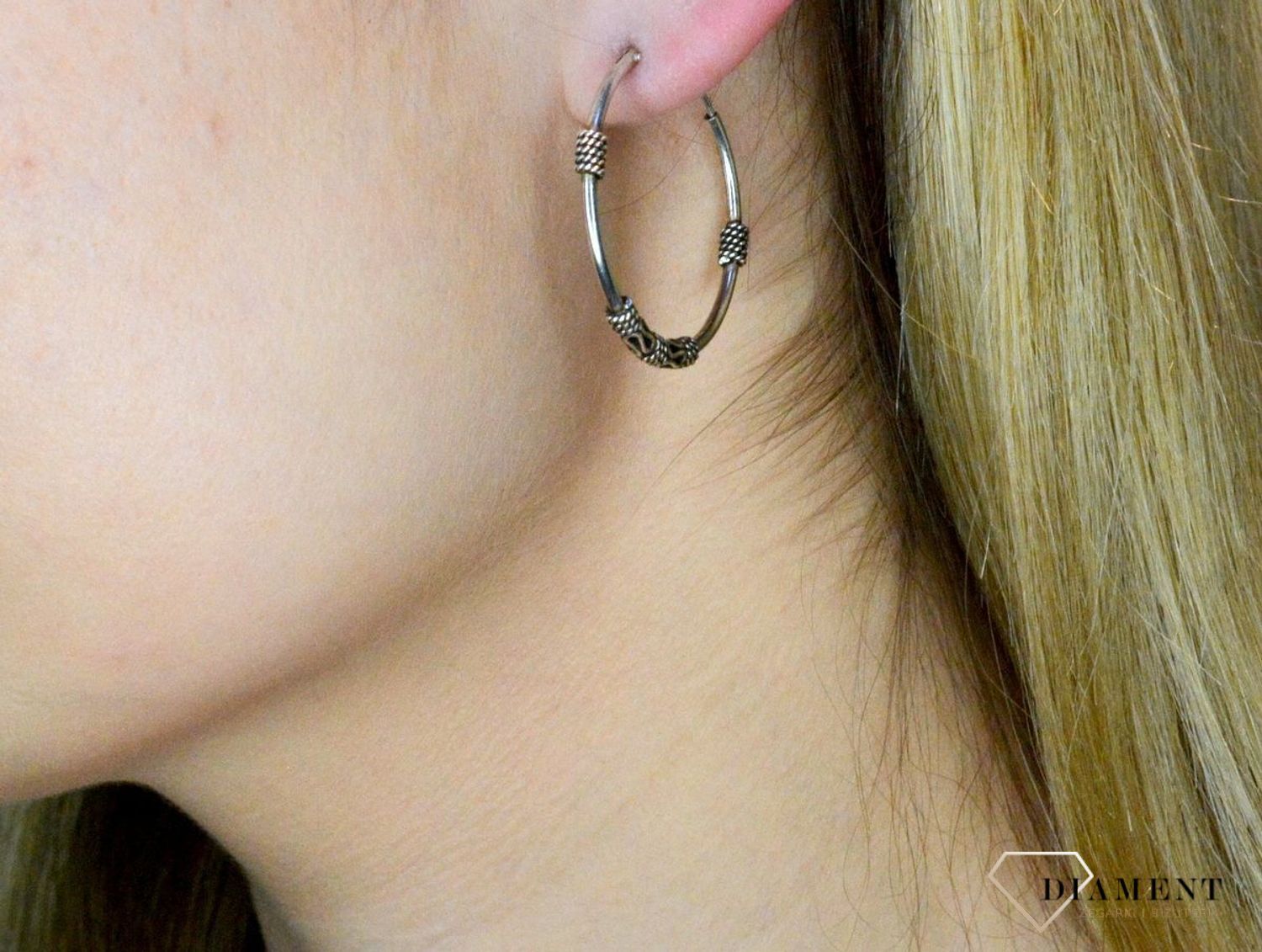 Srebrne kolczyki kółka rodowane z ozdobnymi elementami DIA-KLC-3916-925.  Biżuteria wykonana jest z najwyższej jakości srebra próby 925. Kolczyki będą doskonałym prezentem. Posiadają wygodne zapięcie na zatrzas (2).jpg