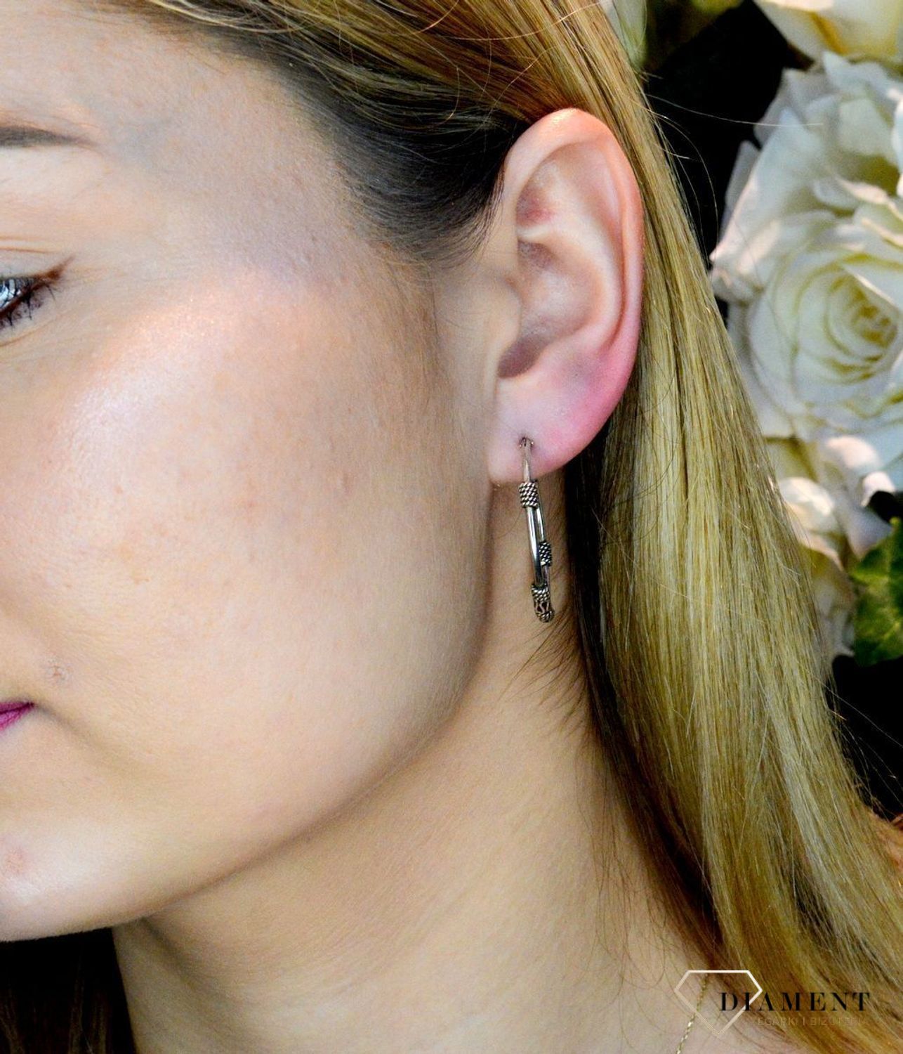 Srebrne kolczyki kółka rodowane z ozdobnymi elementami DIA-KLC-3916-925.  Biżuteria wykonana jest z najwyższej jakości srebra próby 925. Kolczyki będą doskonałym prezentem. Posiadają wygodne zapięcie na zatrzas (2).jpg