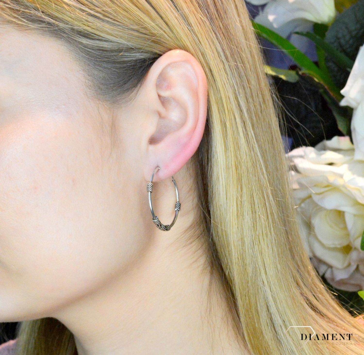 Srebrne kolczyki kółka rodowane z ozdobnymi elementami DIA-KLC-3916-925.  Biżuteria wykonana jest z najwyższej jakości srebra próby 925. Kolczyki będą doskonałym prezentem. Posiadają wygodne zapięcie na zatrzas (2).jpg