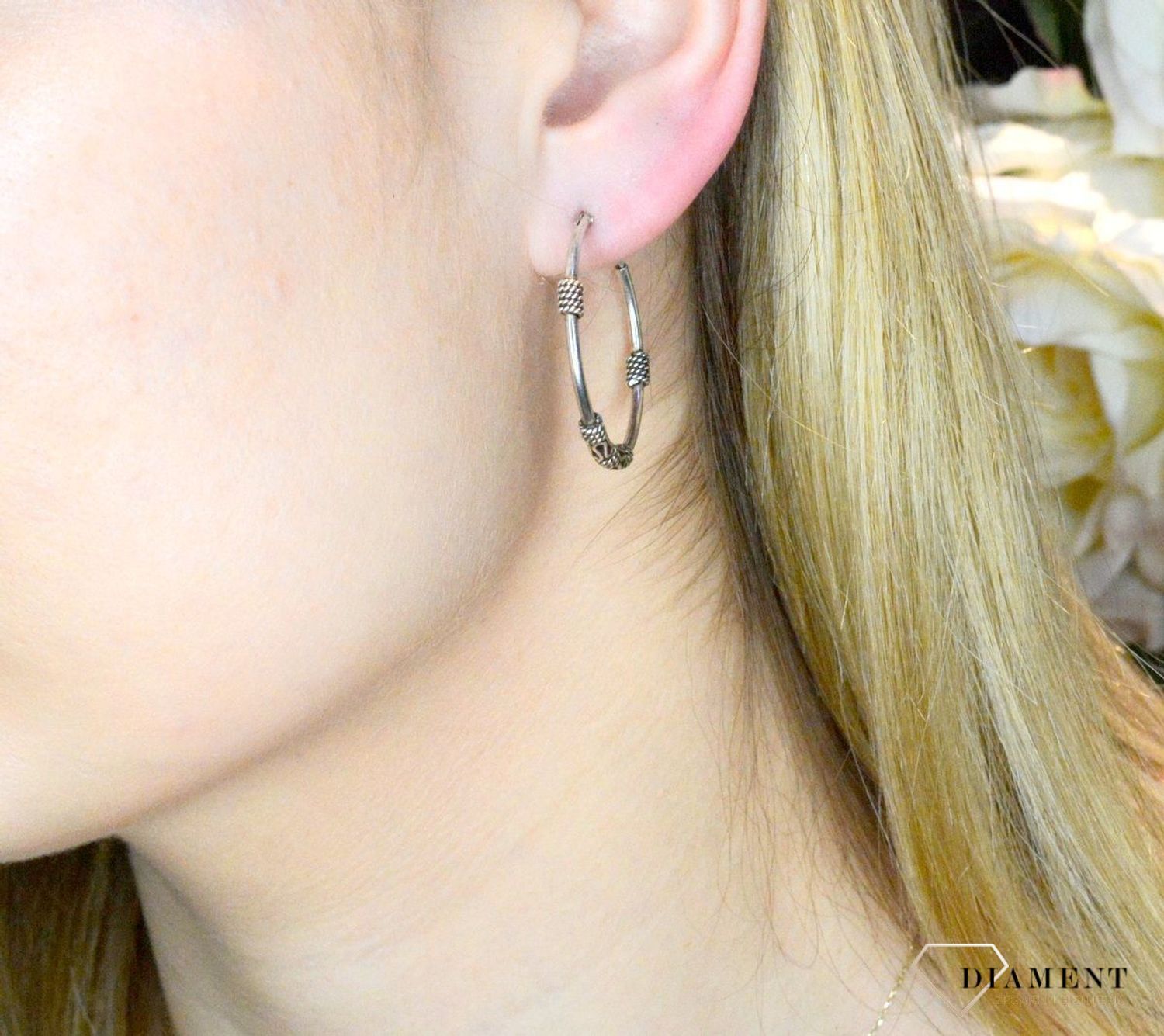 Srebrne kolczyki kółka rodowane z ozdobnymi elementami DIA-KLC-3916-925.  Biżuteria wykonana jest z najwyższej jakości srebra próby 925. Kolczyki będą doskonałym prezentem. Posiadają wygodne zapięcie na zatrzas (2).jpg