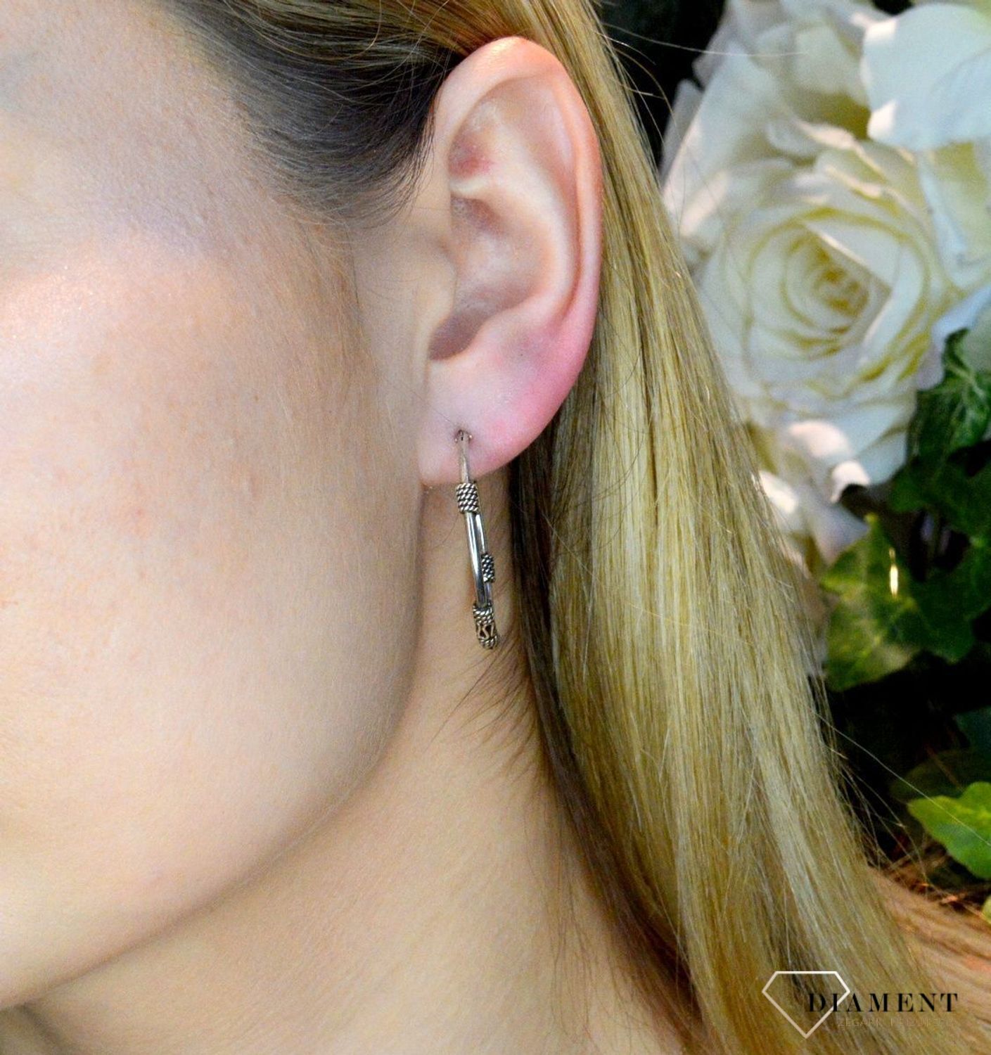 Srebrne kolczyki kółka rodowane z ozdobnymi elementami DIA-KLC-3916-925.  Biżuteria wykonana jest z najwyższej jakości srebra próby 925. Kolczyki będą doskonałym prezentem. Posiadają wygodne zapięcie na zatrzas (2).jpg