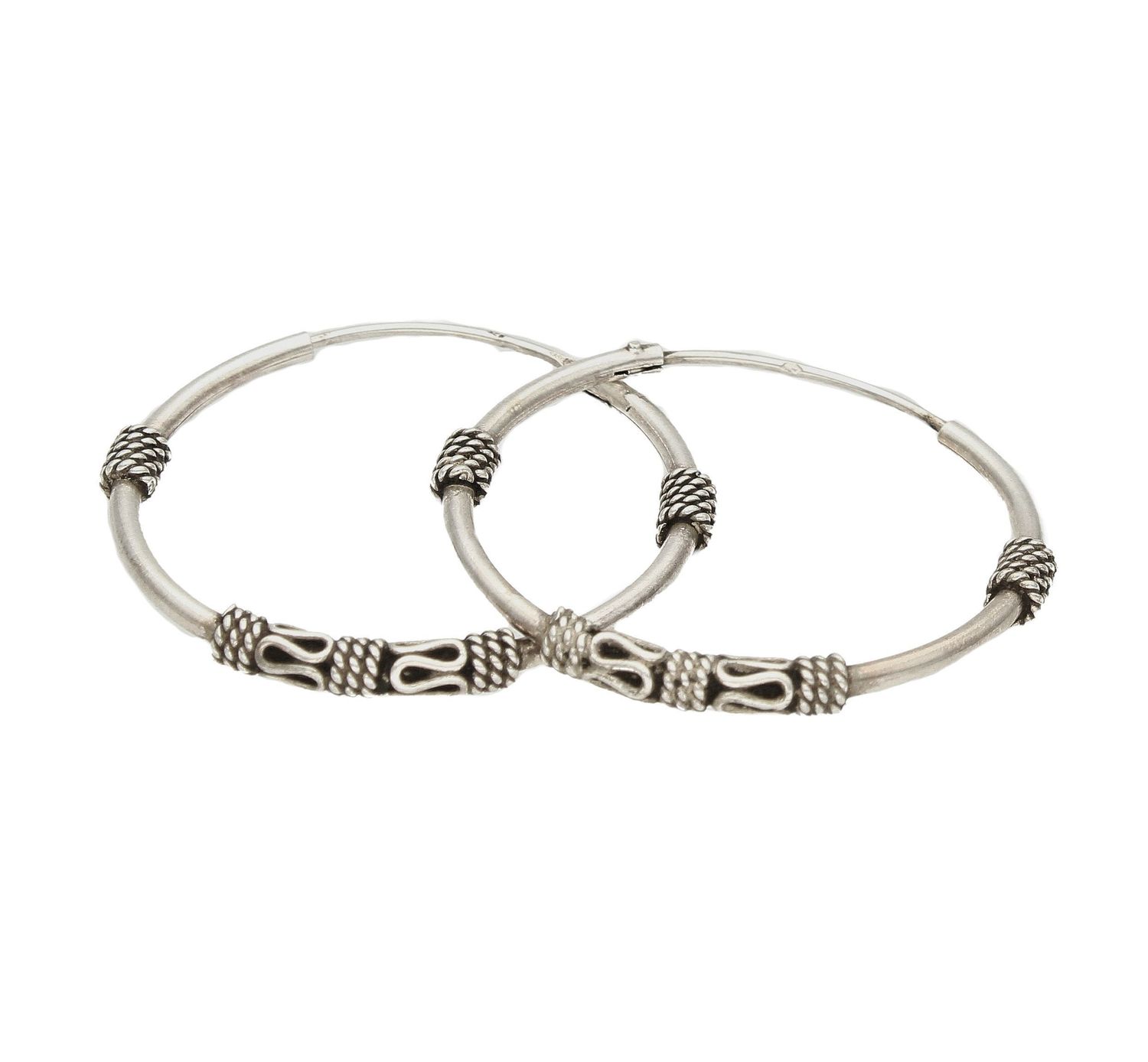 Srebrne kolczyki kółka rodowane z ozdobnymi elementami DIA-KLC-3916-925.  Biżuteria wykonana jest z najwyższej jakości srebra próby 925. Kolczyki będą doskonałym prezentem. Posiadają wygodne zapięcie na zatrzas (2).jpg