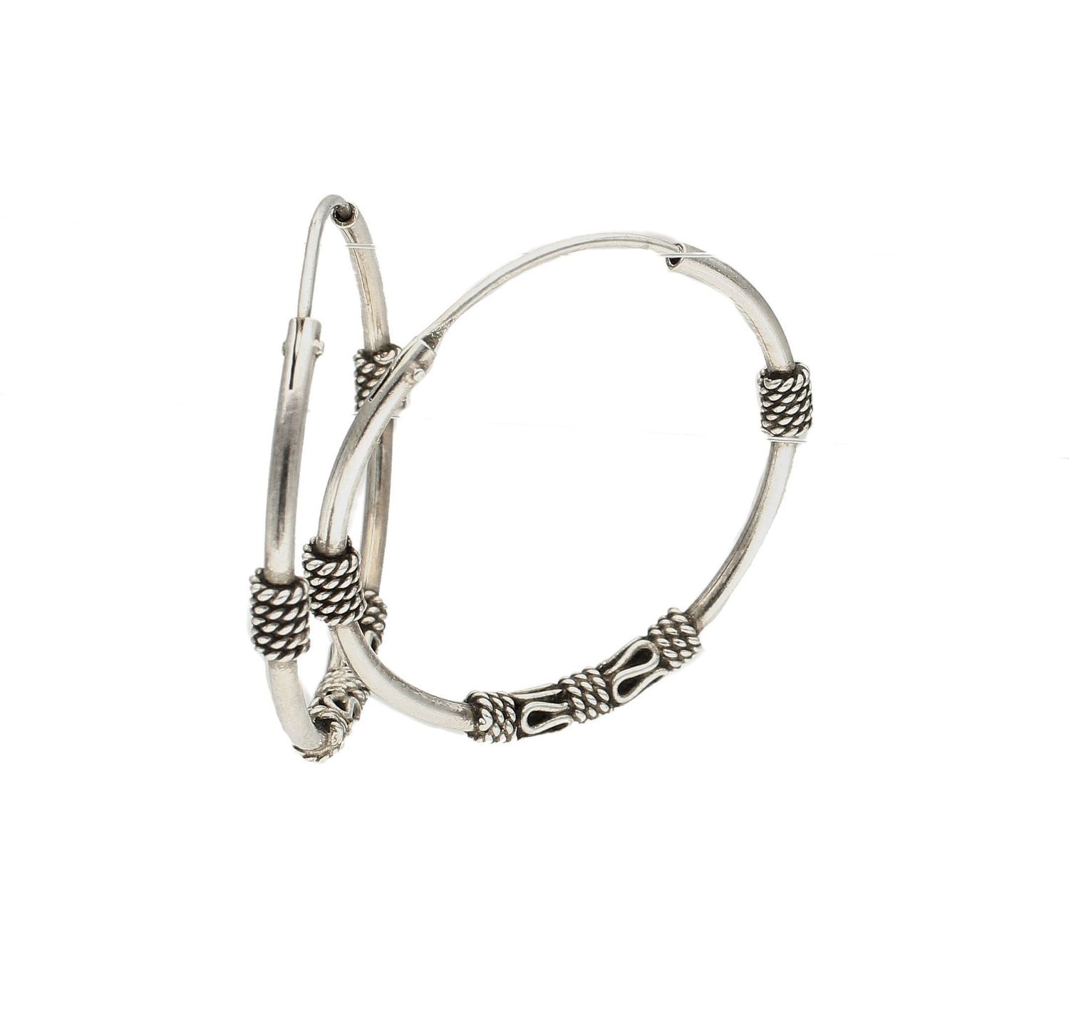 Srebrne kolczyki kółka rodowane z ozdobnymi elementami DIA-KLC-3916-925.  Biżuteria wykonana jest z najwyższej jakości srebra próby 925. Kolczyki będą doskonałym prezentem. Posiadają wygodne zapięcie na zatrzas (2).jpg