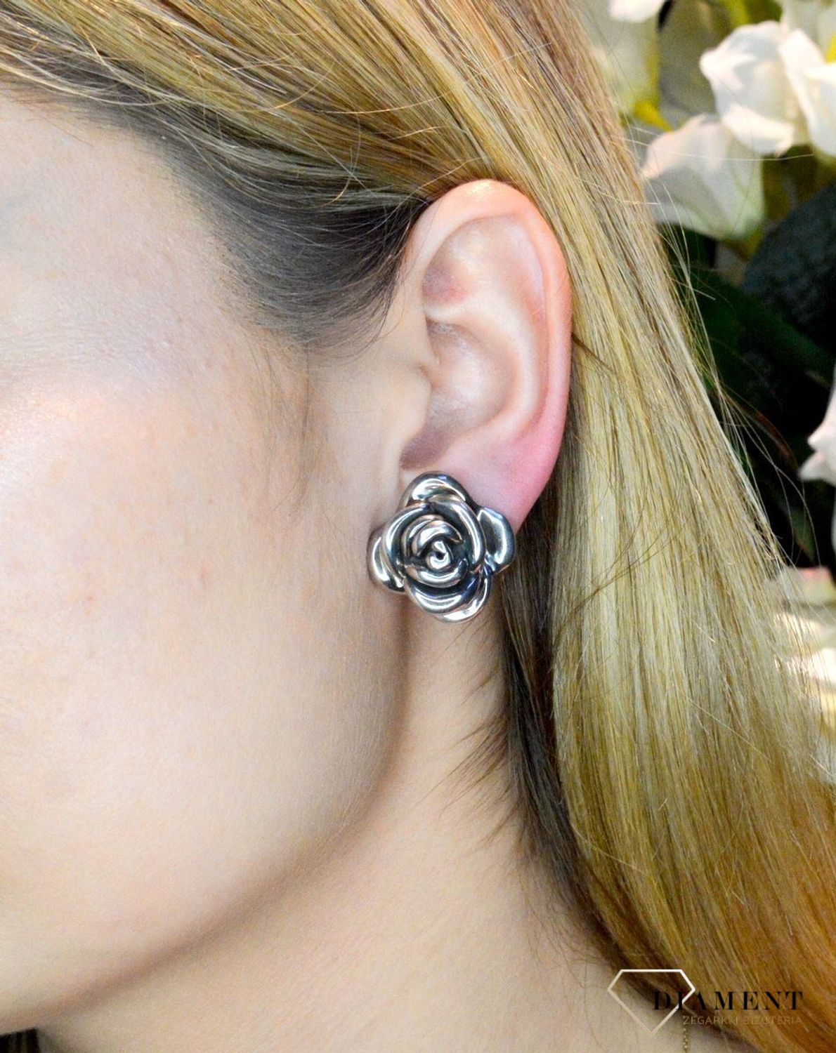 Srebrne kolczyki 'Kwitnąca róża' DIA-KLC-3919-925. Srebrne kolczyki Róże wykonano z najwyższej jakości srebra próby 925. Srebro to kruszec od wielu lat symbolizującego odwagę, harmonię oraz energię. Biżuteria będzie efektowni.jpg
