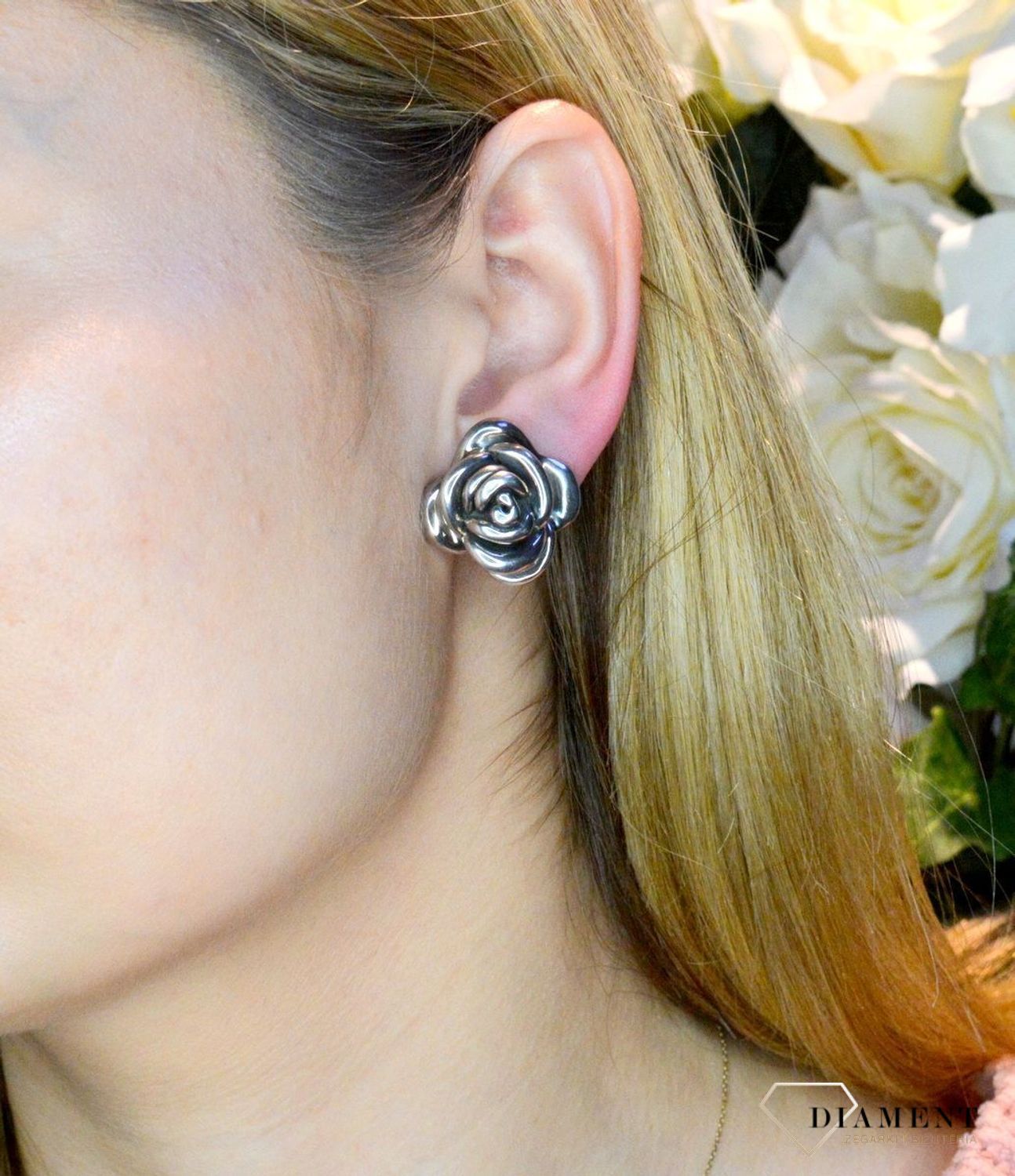 Srebrne kolczyki 'Kwitnąca róża' DIA-KLC-3919-925. Srebrne kolczyki Róże wykonano z najwyższej jakości srebra próby 925. Srebro to kruszec od wielu lat symbolizującego odwagę, harmonię oraz energię. Biżuteria będzie efektowni.jpg