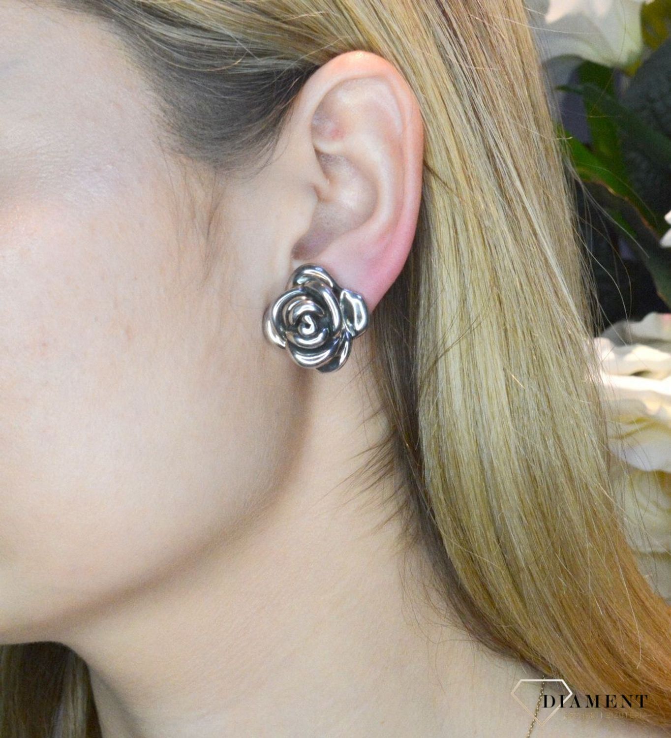 Srebrne kolczyki 'Kwitnąca róża' DIA-KLC-3919-925. Srebrne kolczyki Róże wykonano z najwyższej jakości srebra próby 925. Srebro to kruszec od wielu lat symbolizującego odwagę, harmonię oraz energię. Biżuteria będzie efektowni.jpg