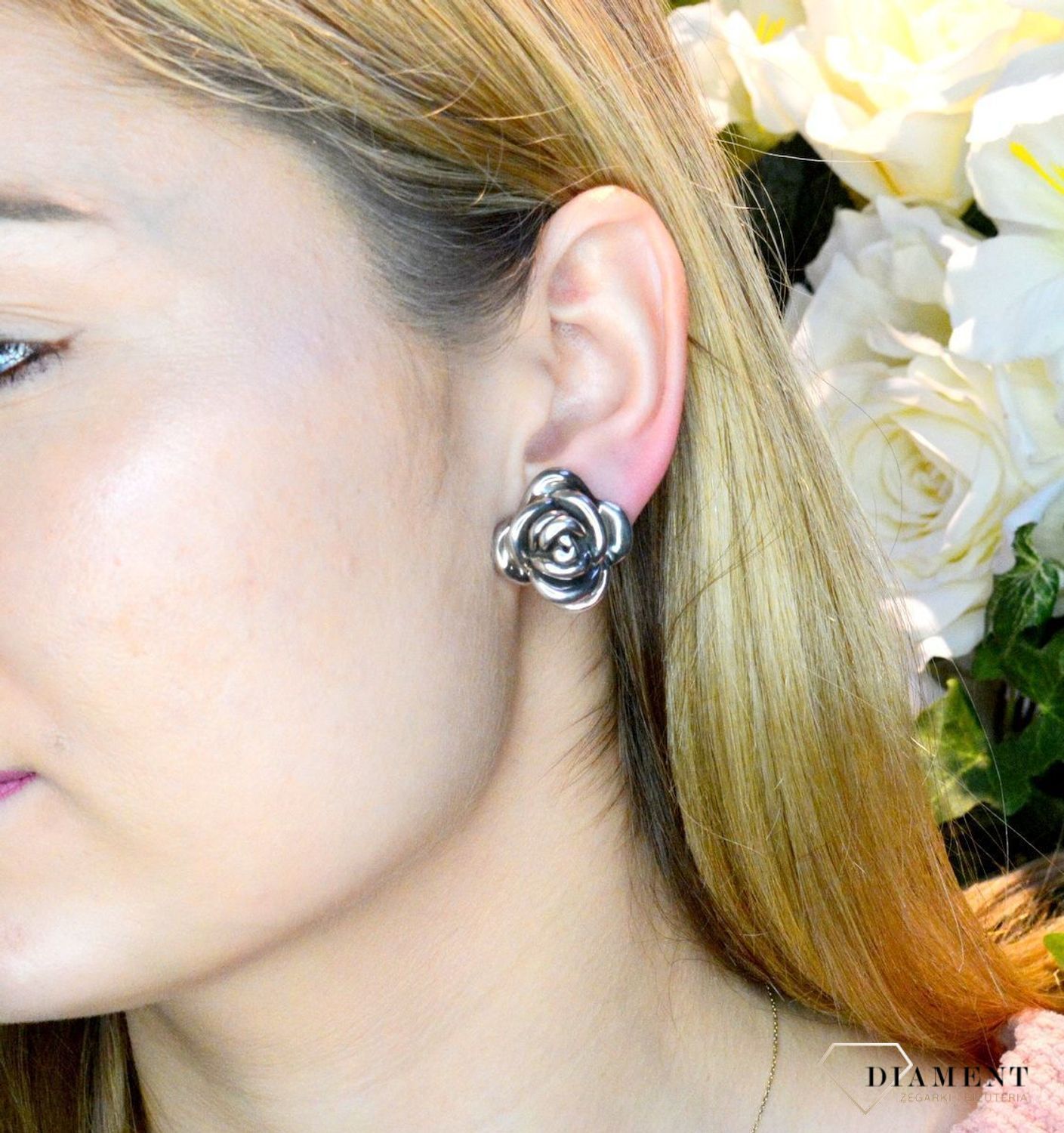 Srebrne kolczyki 'Kwitnąca róża' DIA-KLC-3919-925. Srebrne kolczyki Róże wykonano z najwyższej jakości srebra próby 925. Srebro to kruszec od wielu lat symbolizującego odwagę, harmonię oraz energię. Biżuteria będzie efektowni.jpg