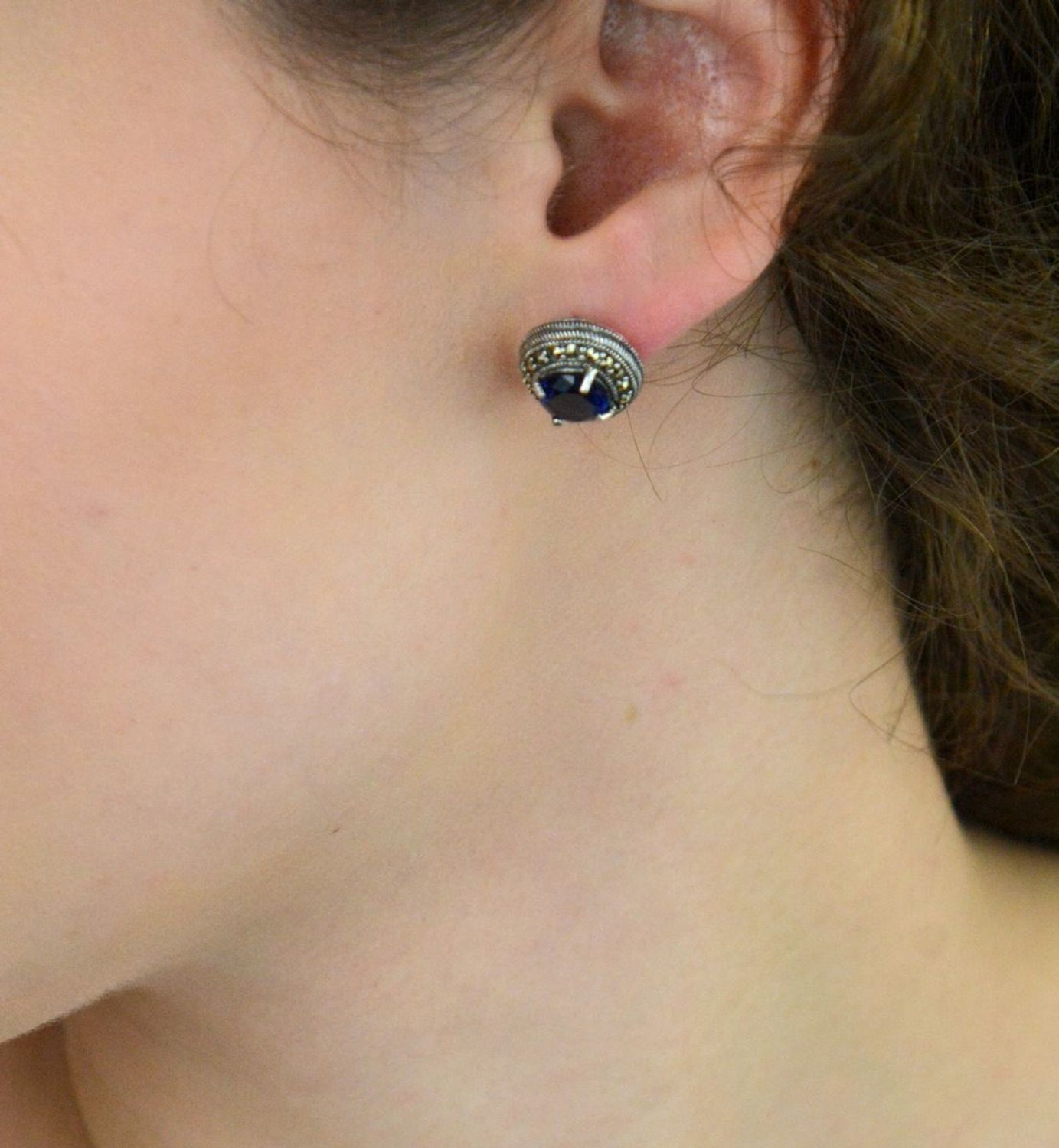 Owalne kolczyki srebrne 925 z markazytami i granatowymi cyrkoniami. Zapięcie na sztyft, waga 5,27 g, rozmiar 1,4 × 1,3 cm. Elegancja vintage z nutą koloru.1.jpg