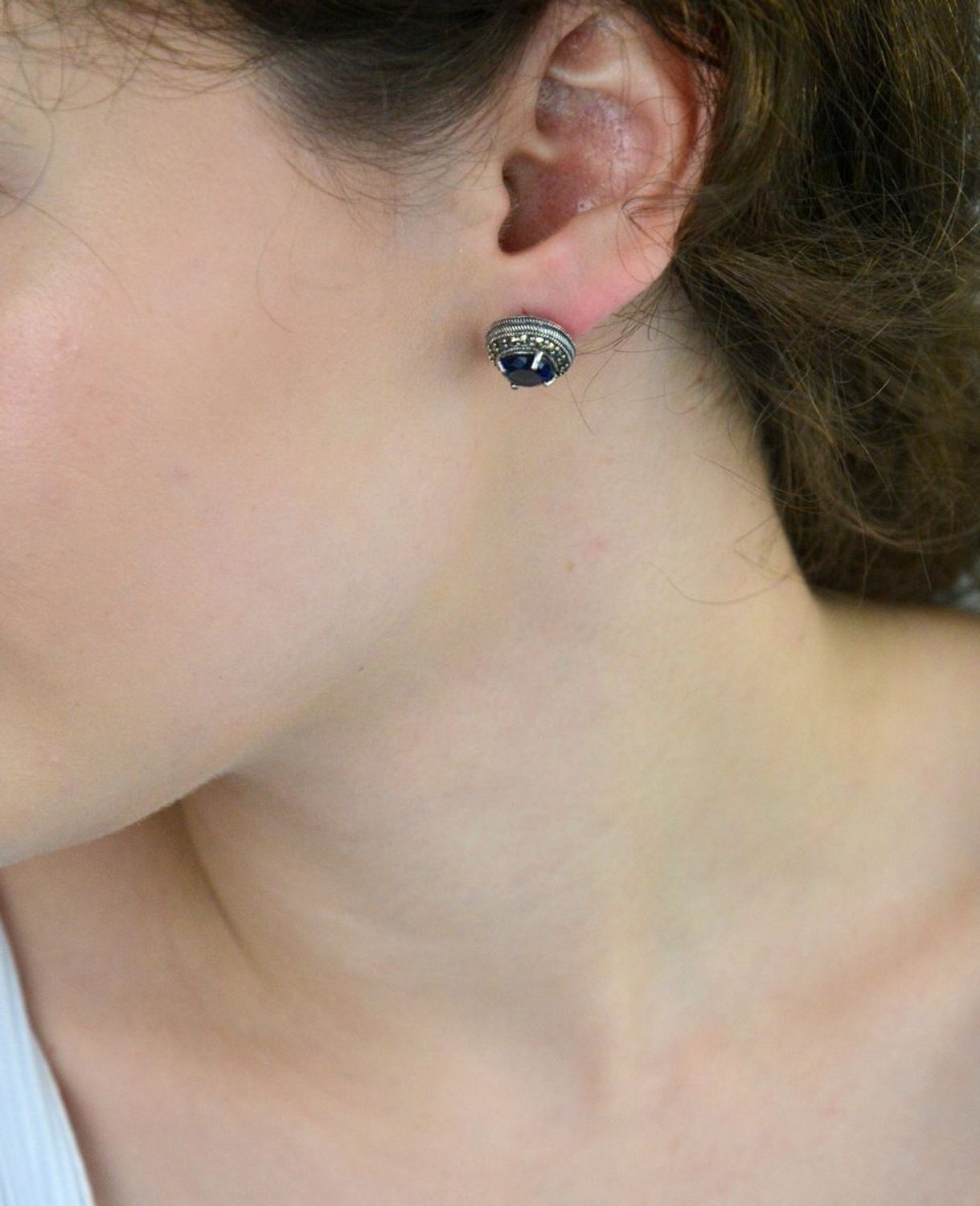 Owalne kolczyki srebrne 925 z markazytami i granatowymi cyrkoniami. Zapięcie na sztyft, waga 5,27 g, rozmiar 1,4 × 1,3 cm. Elegancja vintage z nutą koloru.1.jpg