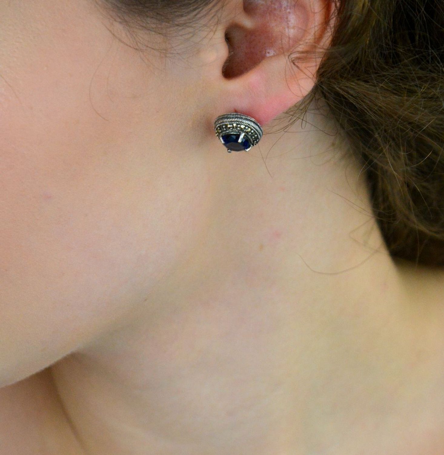 Owalne kolczyki srebrne 925 z markazytami i granatowymi cyrkoniami. Zapięcie na sztyft, waga 5,27 g, rozmiar 1,4 × 1,3 cm. Elegancja vintage z nutą koloru.1.jpg