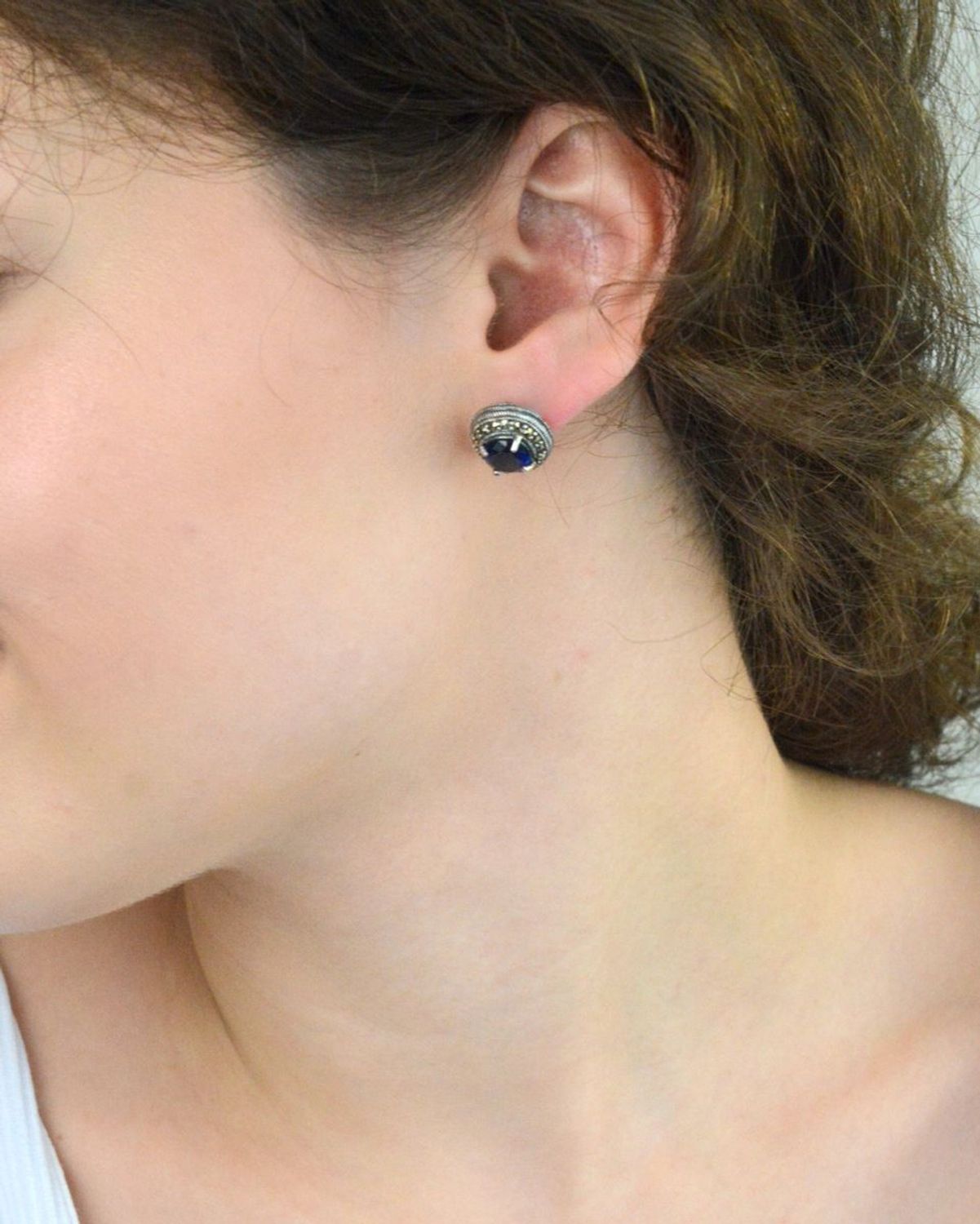 Owalne kolczyki srebrne 925 z markazytami i granatowymi cyrkoniami. Zapięcie na sztyft, waga 5,27 g, rozmiar 1,4 × 1,3 cm. Elegancja vintage z nutą koloru.1.jpg