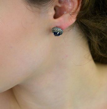 Owalne kolczyki srebrne 925 z markazytami i granatowymi cyrkoniami. Zapięcie na sztyft, waga 5,27 g, rozmiar 1,4 × 1,3 cm. Elegancja vintage z nutą koloru (3).JPG