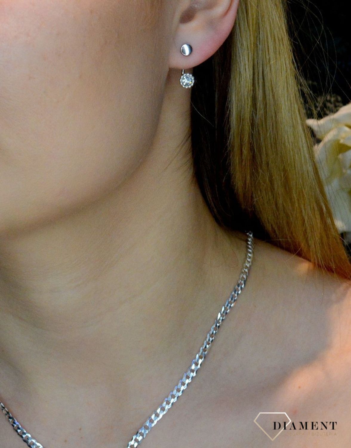 Srebrne kolczyki wiszące 'Lśnienie cyrkonii' DIA-KLC-4-5146G-925. Cudowne, proste idealnie wykończone kolczyki. Kolczyki z zapięciem na sztyft jest to bardzo wygodne zapięcie. Kolczyki idealne na prezent dla bliskiej osoby..jpg