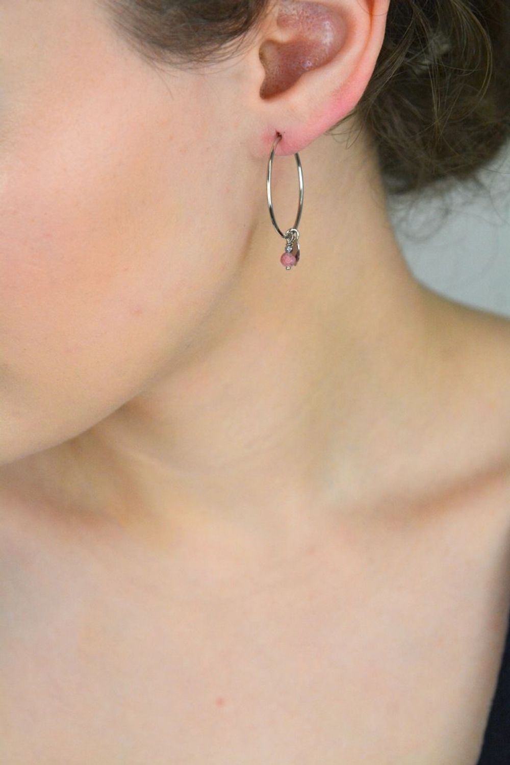 Srebrne kolczyki okrągłe z wiszącym serduszkiem i kamieniami rodonit oraz hematyt. Próba 925, waga 1,80 g, długość 2,5 cm. Model DIA-KLC-2.jpg