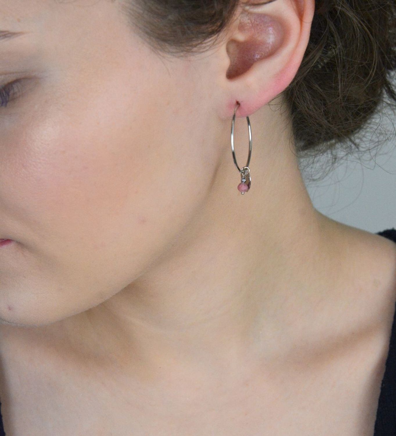 Srebrne kolczyki okrągłe z wiszącym serduszkiem i kamieniami rodonit oraz hematyt. Próba 925, waga 1,80 g, długość 2,5 cm. Model DIA-KLC-2.jpg