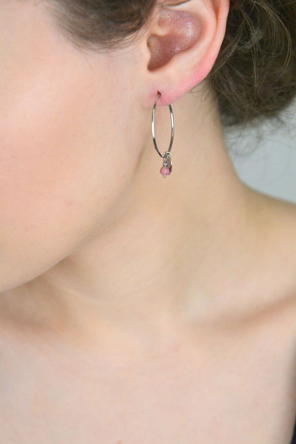 Srebrne kolczyki okrągłe z wiszącym serduszkiem i kamieniami rodonit oraz hematyt. Próba 925, waga 1,80 g, długość 2,5 cm. Model DIA-KLC-2.jpg