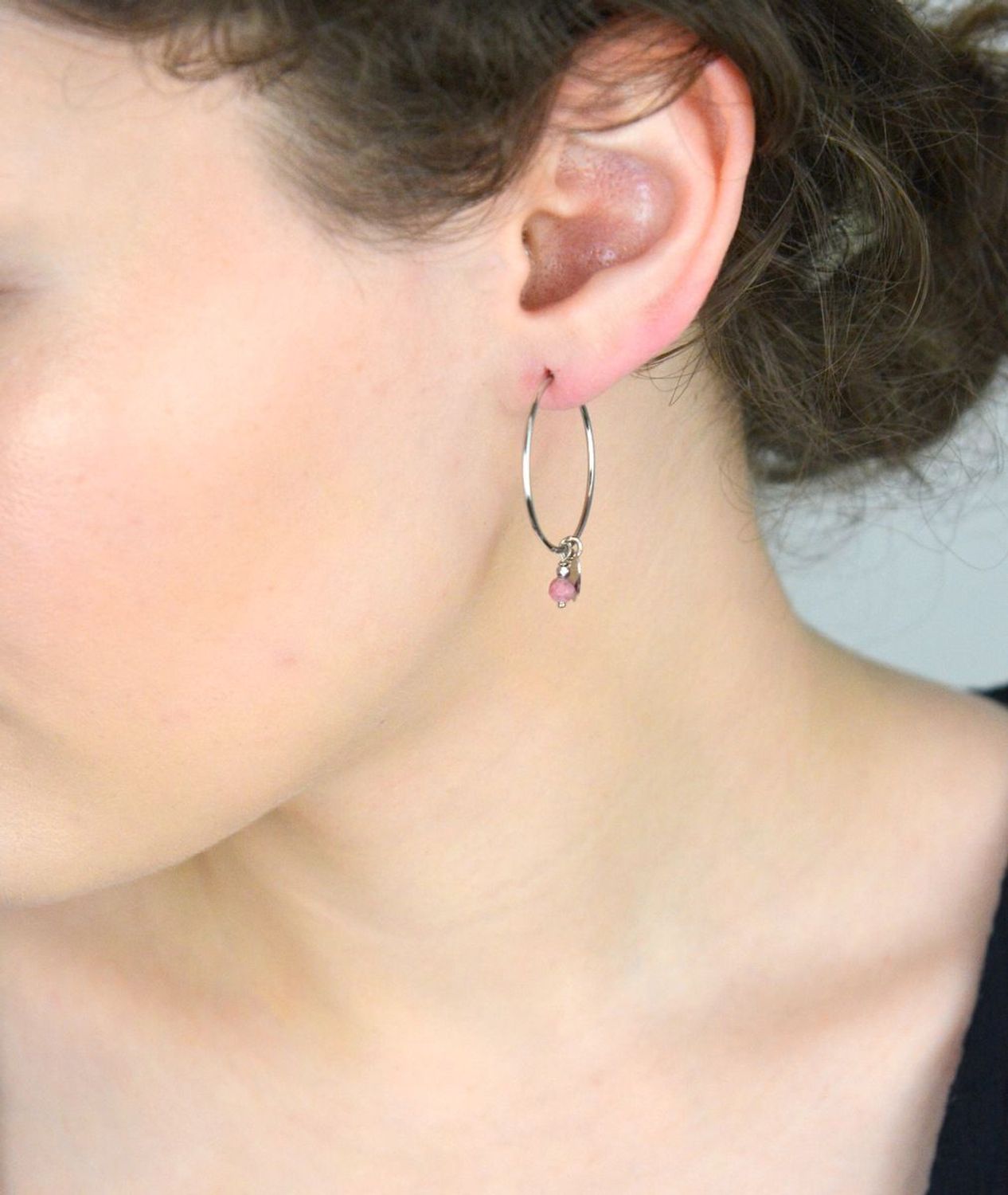 Srebrne kolczyki okrągłe z wiszącym serduszkiem i kamieniami rodonit oraz hematyt. Próba 925, waga 1,80 g, długość 2,5 cm. Model DIA-KLC-2.jpg