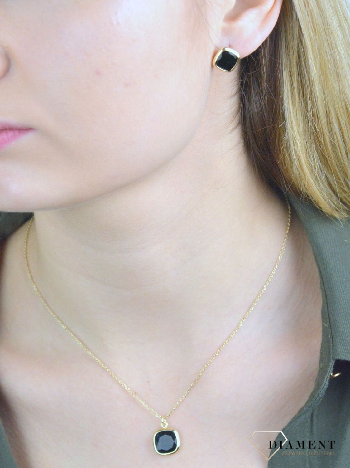 Pozłacane kolczyki ''Czarne kwadraciki'' 925 DIA-KLC-4180181BLK-925. Kolczyki pozłacane w kształcie kwadratów wypełnione czarną emalią. Kolczyki wykonane z srebra próby 925 w pozłoceniu żółtego złota. Biżuteria z dodatkiem.jpg