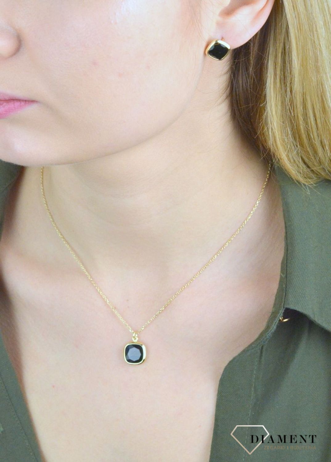 Pozłacane kolczyki ''Czarne kwadraciki'' 925 DIA-KLC-4180181BLK-925. Kolczyki pozłacane w kształcie kwadratów wypełnione czarną emalią. Kolczyki wykonane z srebra próby 925 w pozłoceniu żółtego złota. Biżuteria z dodatkiem.jpg