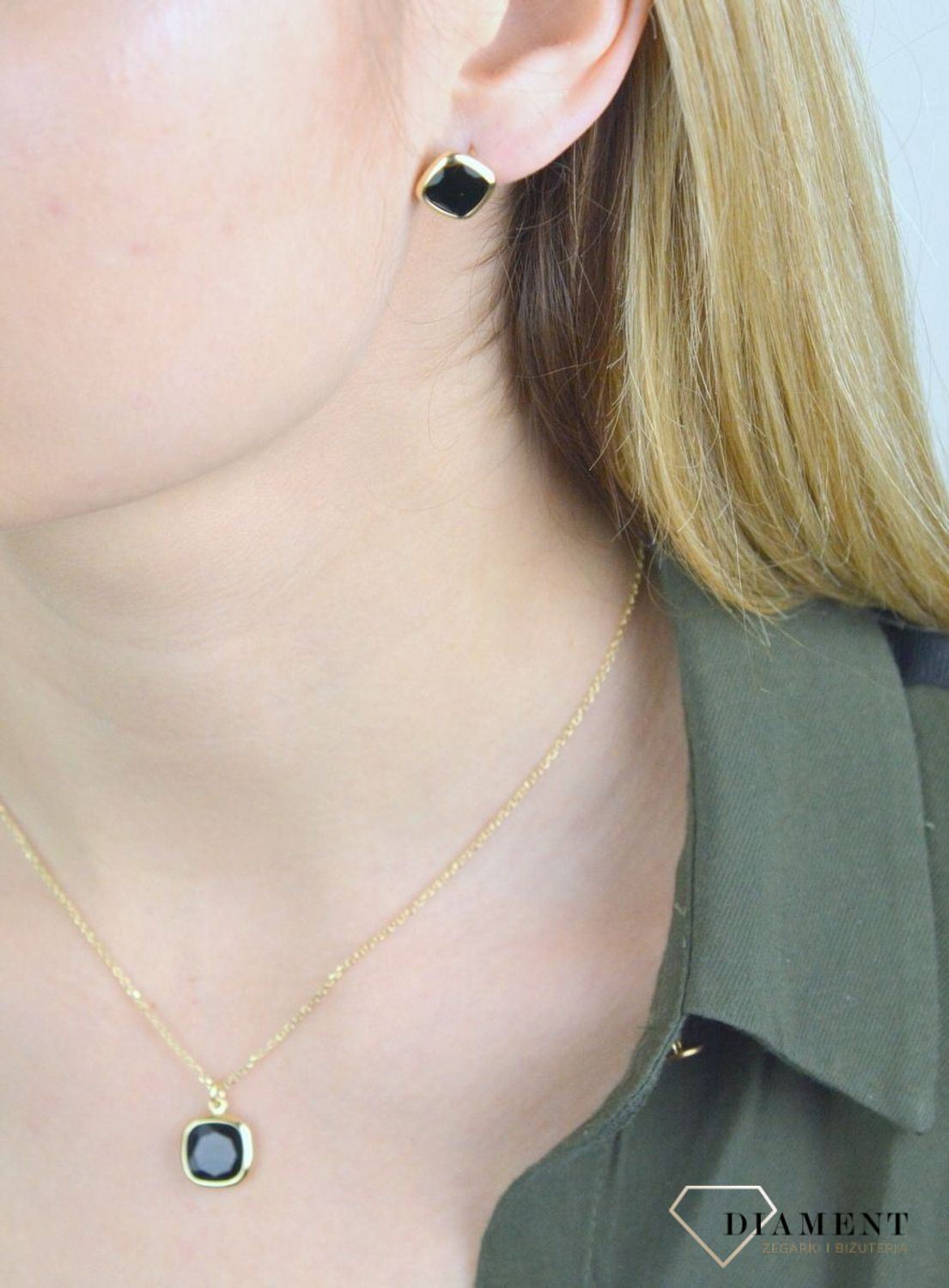 Pozłacane kolczyki ''Czarne kwadraciki'' 925 DIA-KLC-4180181BLK-925. Kolczyki pozłacane w kształcie kwadratów wypełnione czarną emalią. Kolczyki wykonane z srebra próby 925 w pozłoceniu żółtego złota. Biżuteria z dodatkiem.jpg