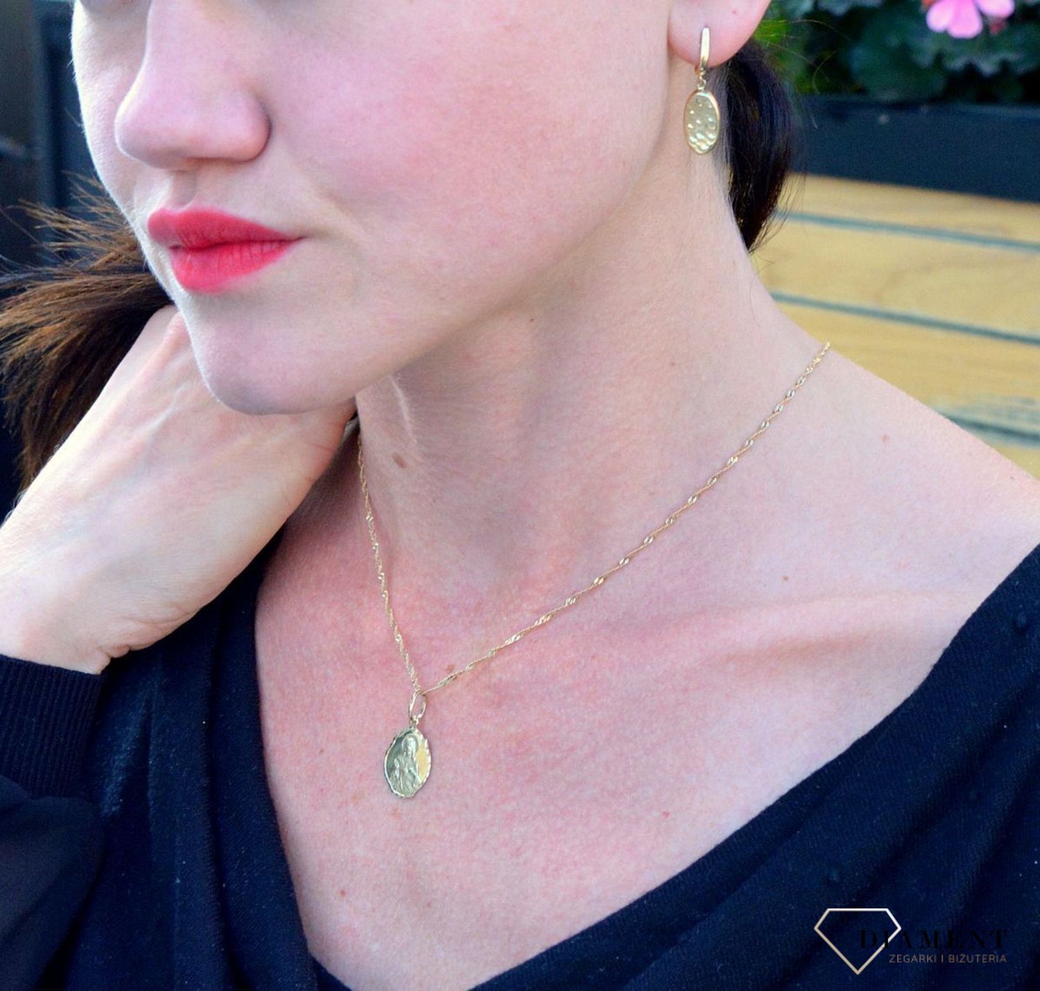 Złote kolczyki wiszące z grawerowaną blaszką DIA-KLC-4213-585.jpg