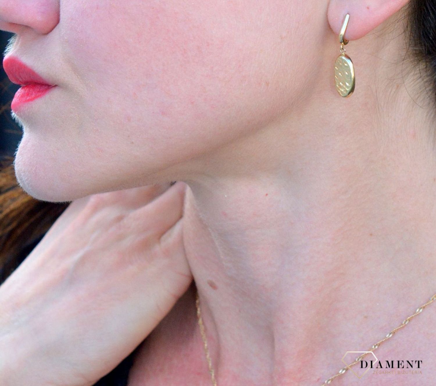 Złote kolczyki wiszące z grawerowaną blaszką DIA-KLC-4213-585.jpg