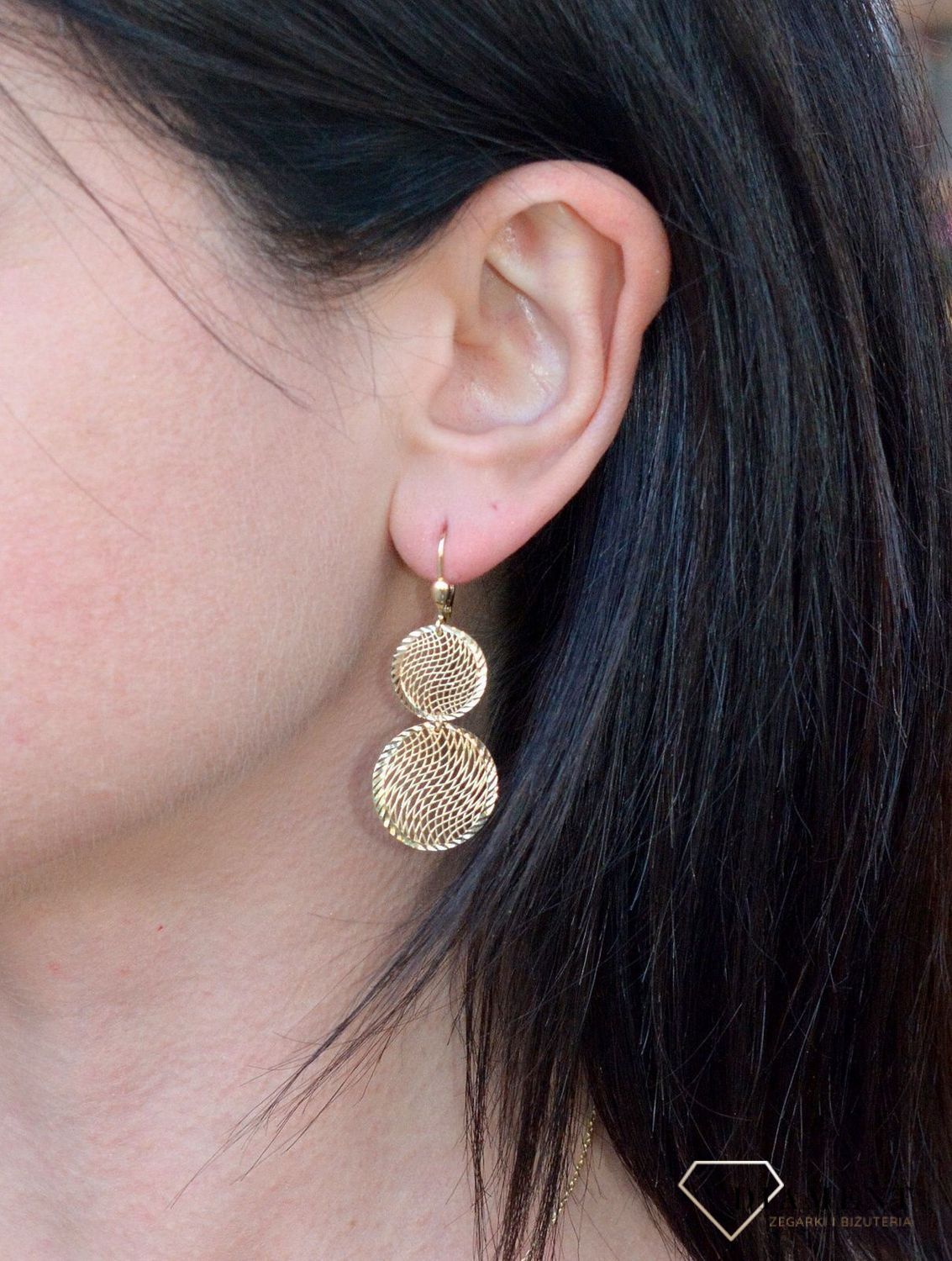 Złote kolczyki wiszące ażurowe koła o dwóch wielkościach DIA-KLC-4260-585. Złote kolczyki inspirowane ponadczasowym motywem ażurowych kół o dwóch wielkościach..jpg