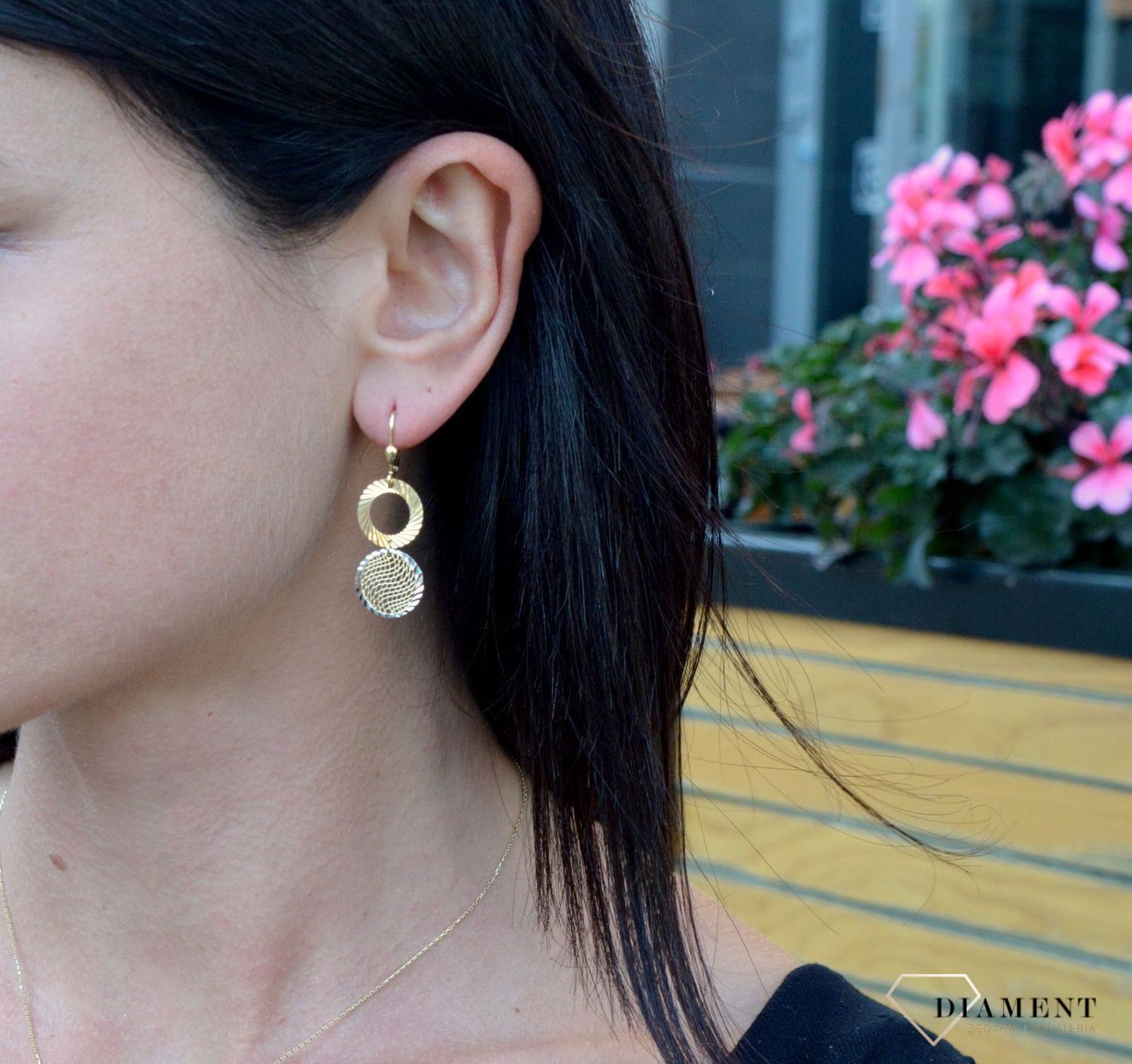 Złote kolczyki wiszące, ażurowe koła DIA-KLC-4261-585. Złote kolczyki inspirowane ponadczasowym motywem ażurowych kół.jpg