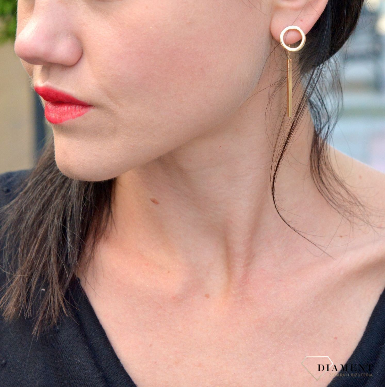 Złote kolczyki 585 kółko z patyczkiem DIA-KLC-4262-585. Nowoczesne kolczyki w kształcie kółka z patyczkiem o gładkiej powierzchni to idealny wybór na prezent..jpg