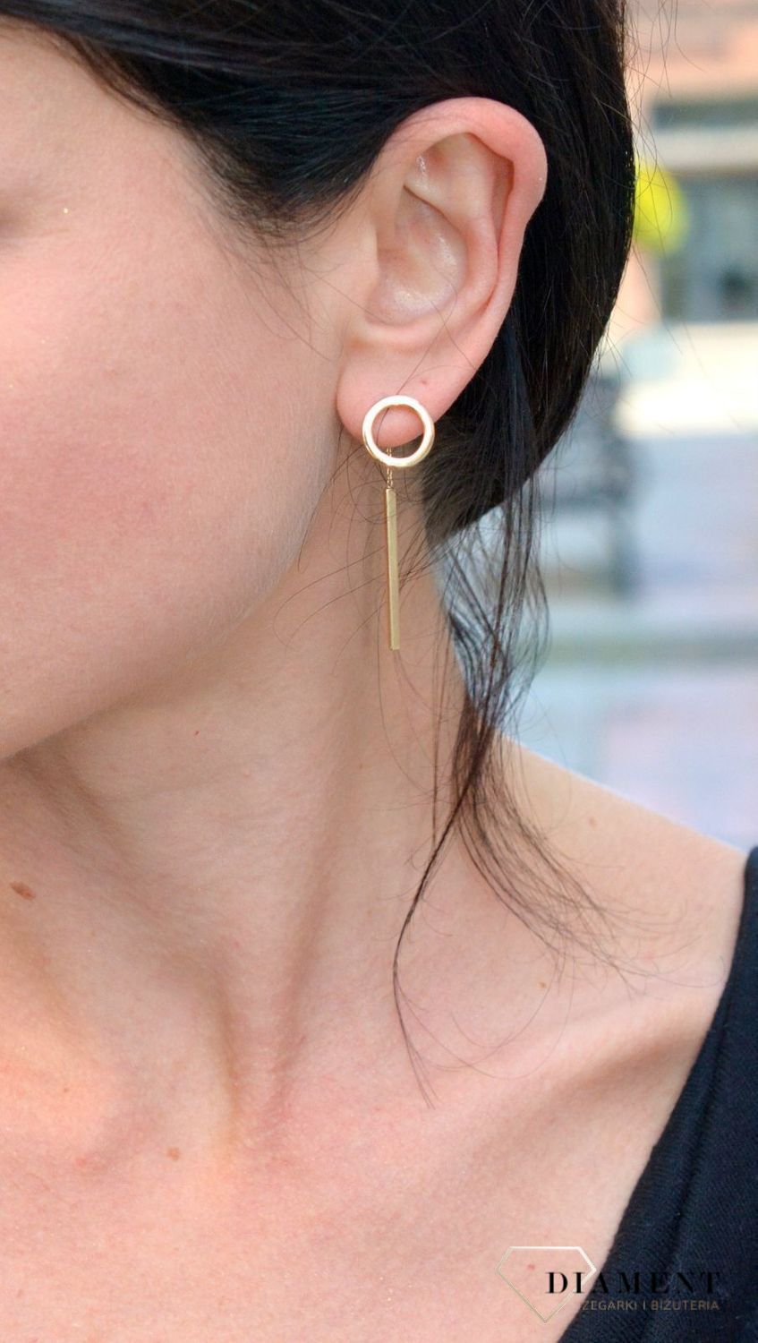 Złote kolczyki 585 kółko z patyczkiem DIA-KLC-4262-585. Nowoczesne kolczyki w kształcie kółka z patyczkiem o gładkiej powierzchni to idealny wybór na prezent..jpg
